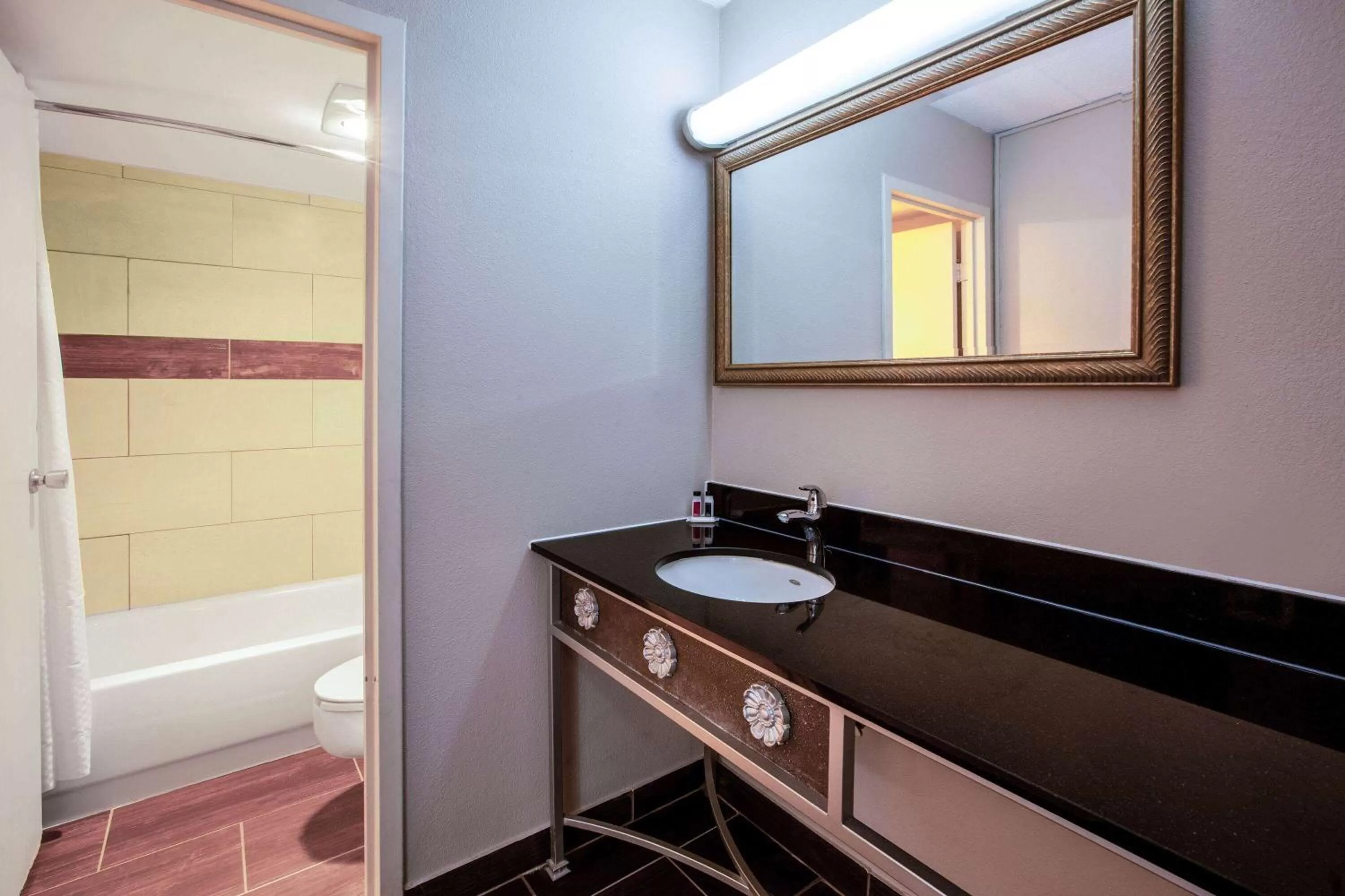 TV and multimedia in Baymont by Wyndham Northwood