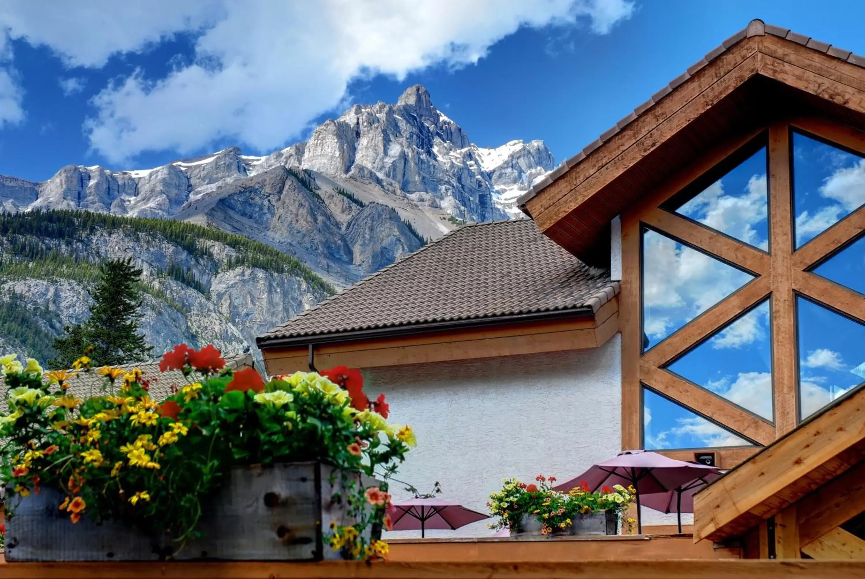 Facade/entrance, Mountain View in Banff Rocky Mountain Resort