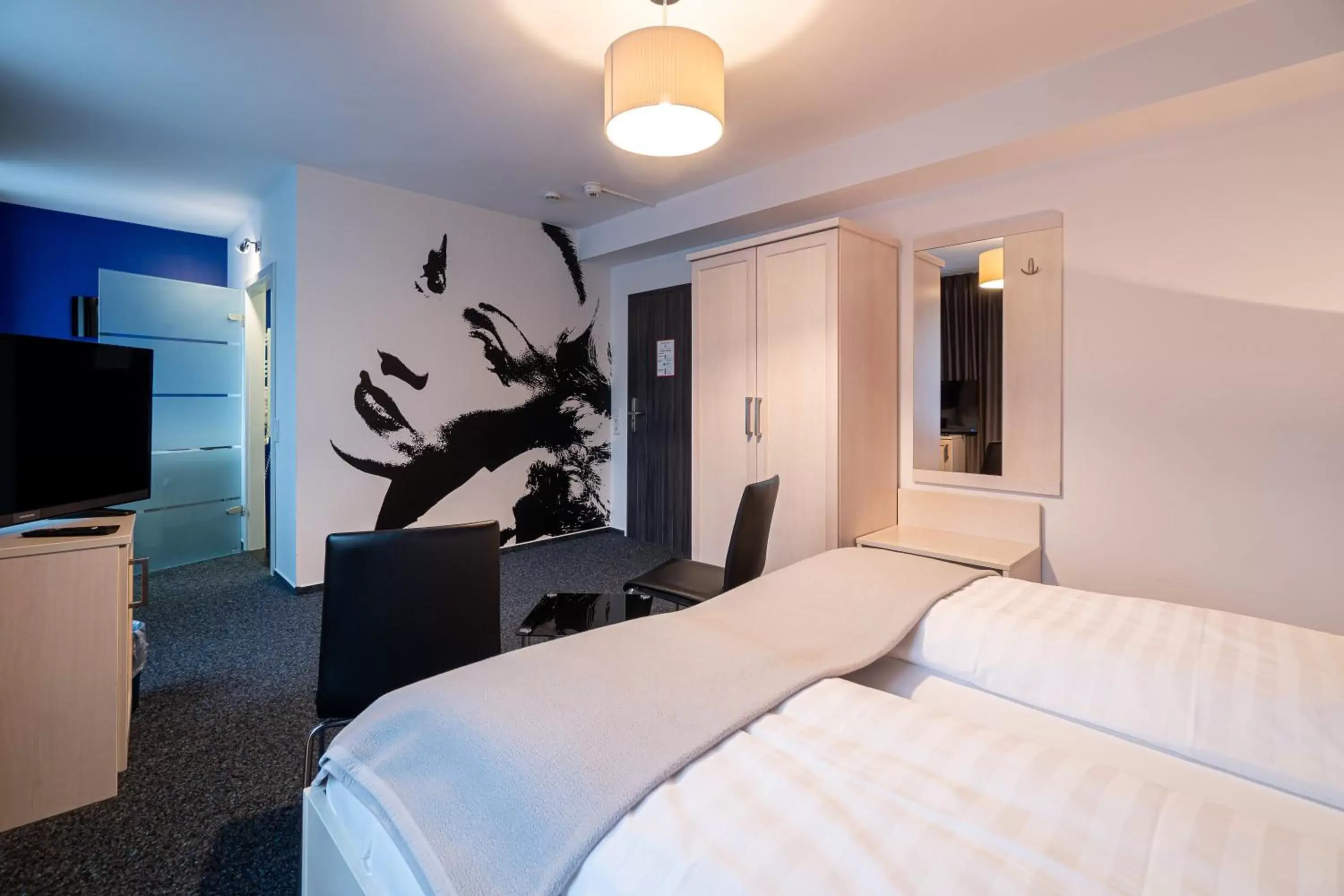 Photo of the whole room, Bed in Hotel Deutscher Hof Photo of the whole room, Bed in Hotel Deutscher Hof