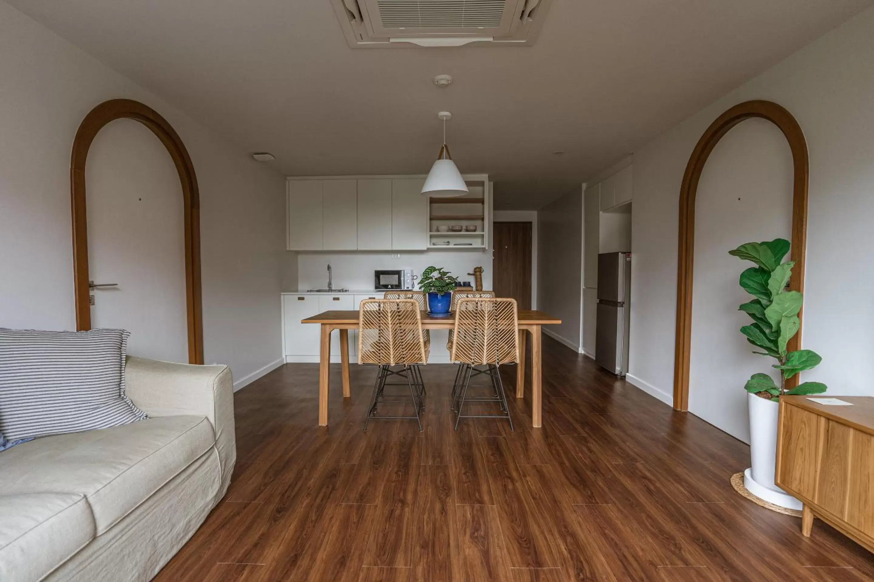 Kitchen or kitchenette, Seating Area in The Earth Hotel