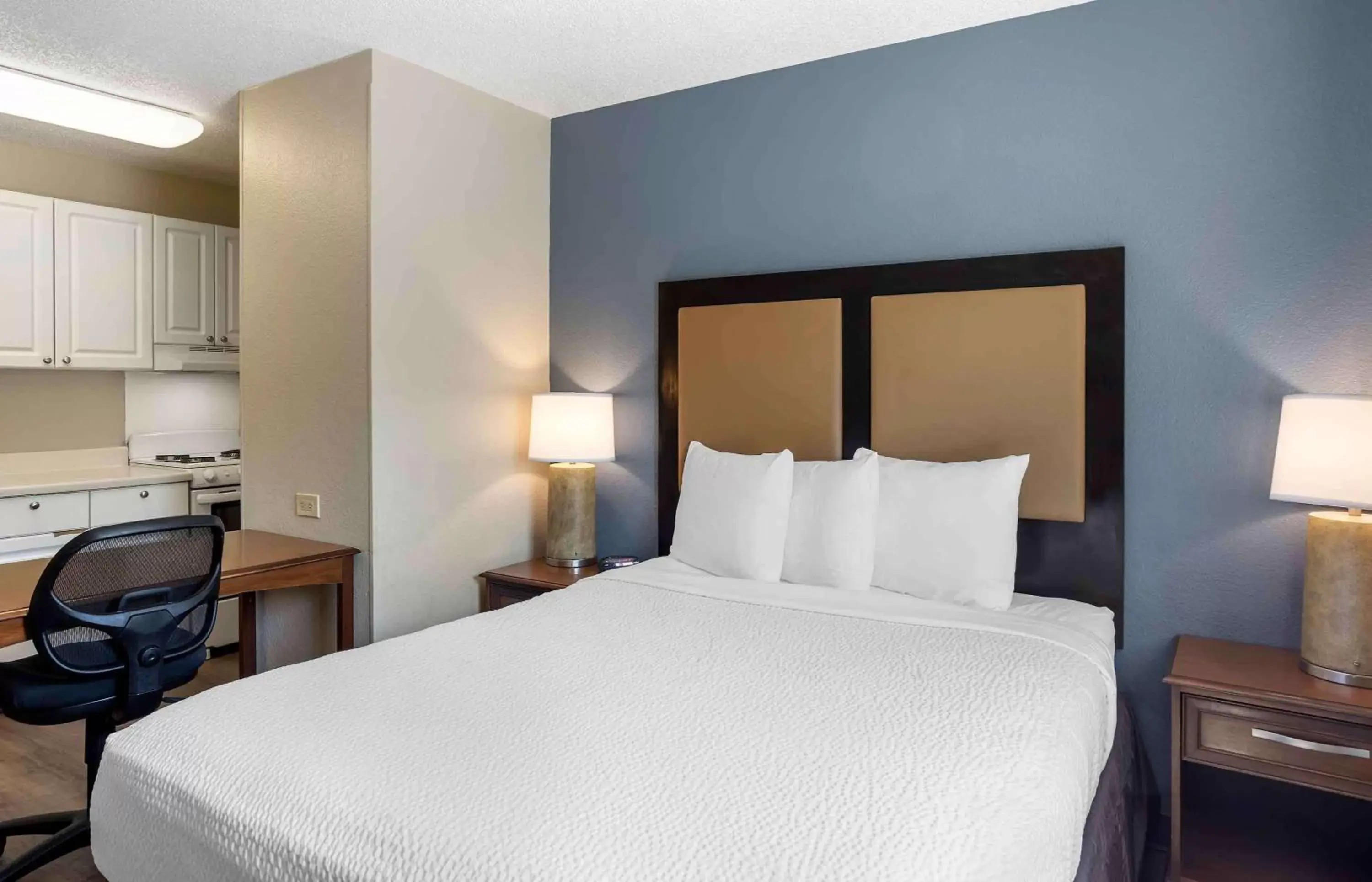 Bedroom, Bed in Extended Stay America Suites - Philadelphia - Mt Laurel - Pacilli Place