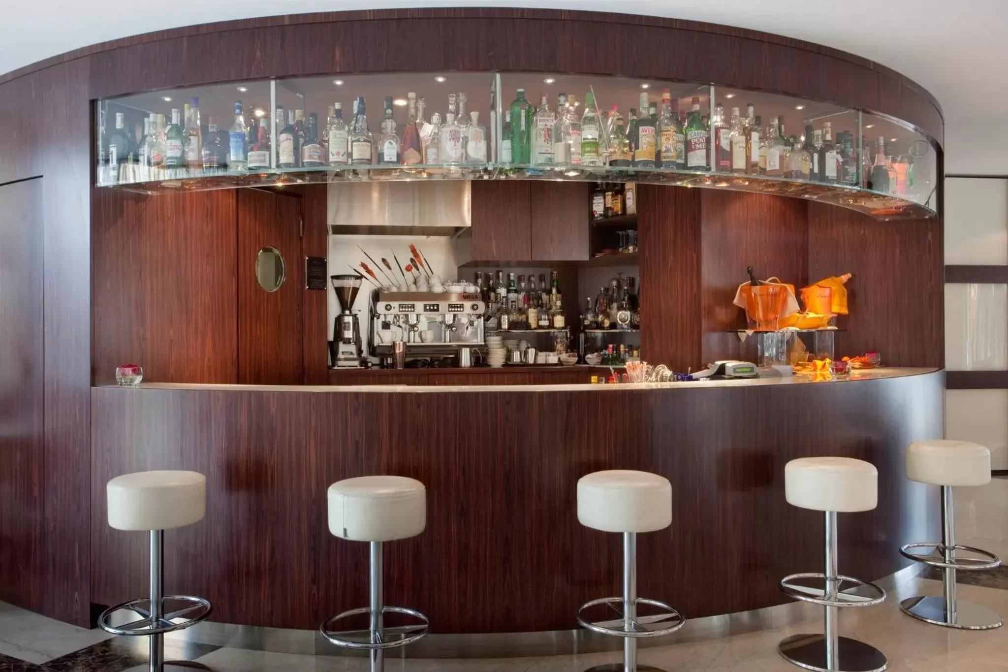 Lounge or bar, Lounge/Bar in Crowne Plaza Milan City, an IHG Hotel