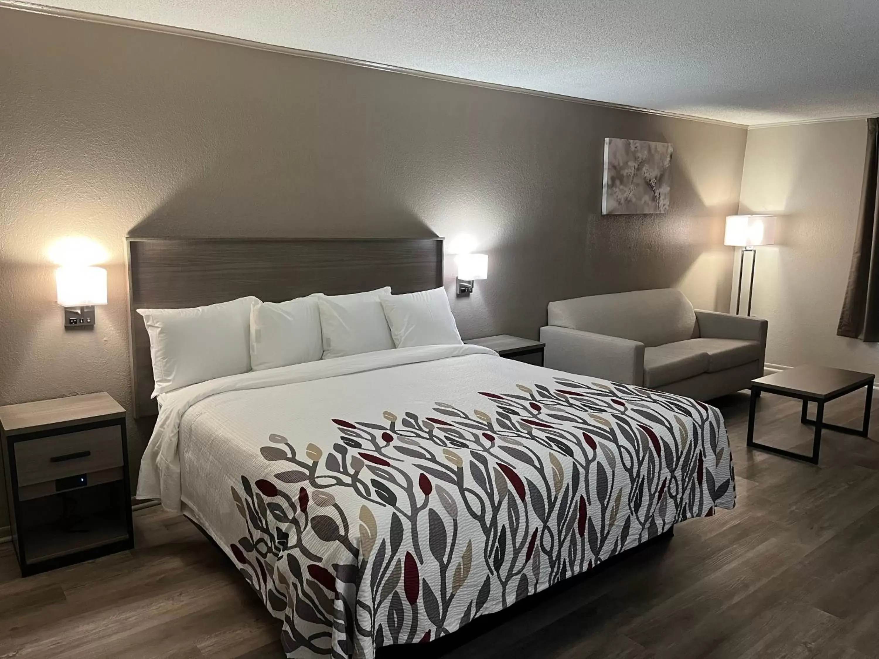 Bedroom, Bed in Red Roof Inn & Suites Monroe, NC