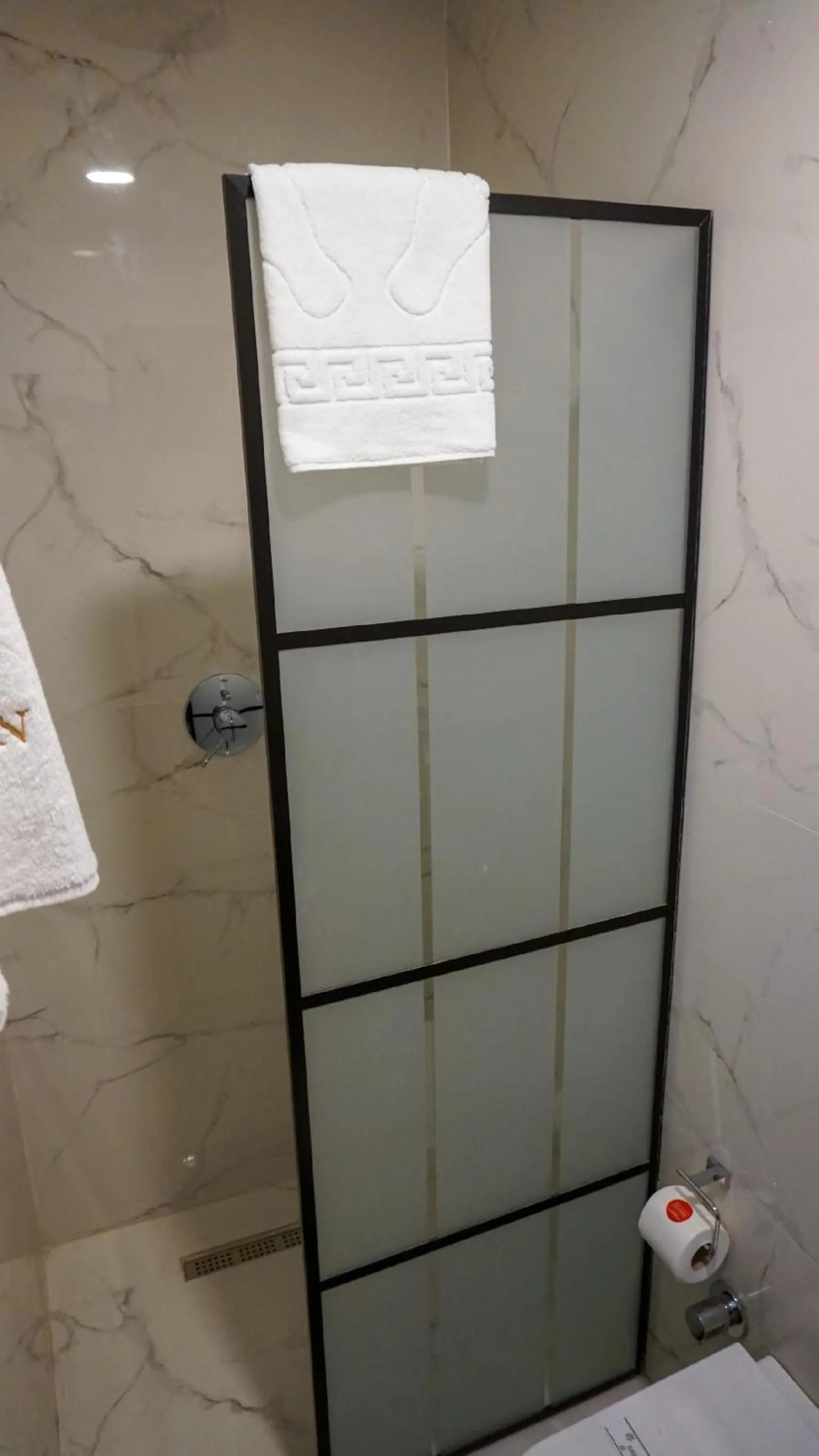 Bathroom in Maroon Tomtom