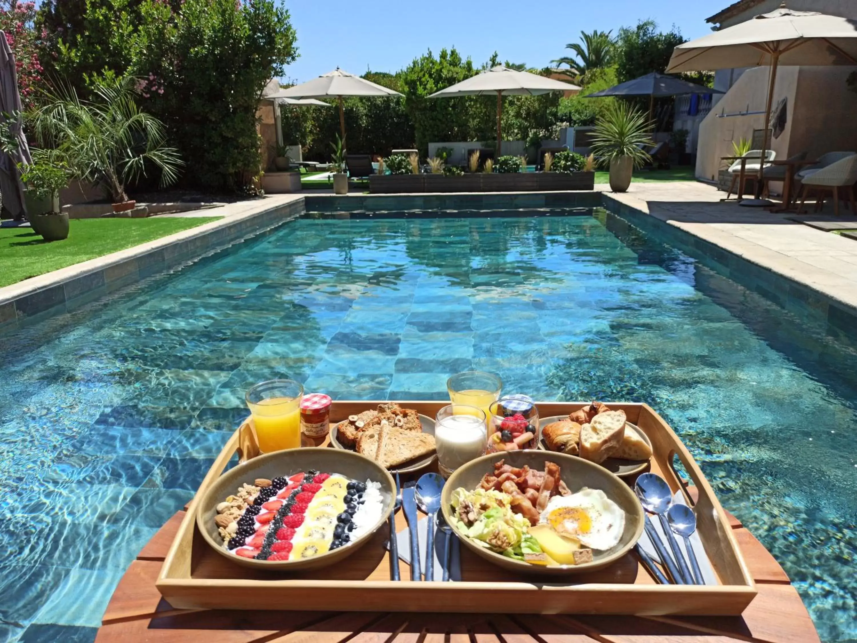 Food and drinks, Swimming Pool in La Villa Dune, Hôtel & Spa Nuxe