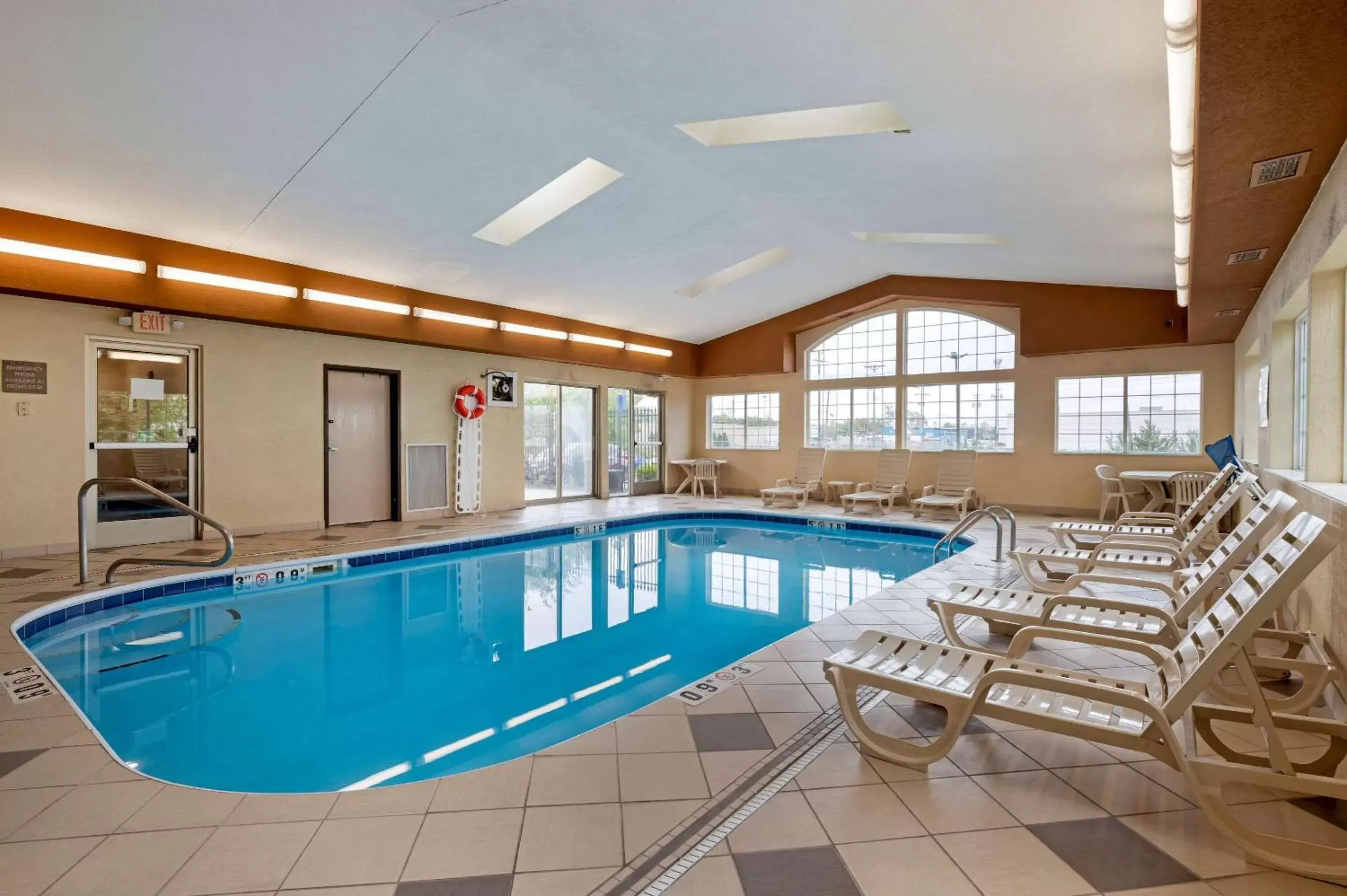 Activities, Swimming Pool in Comfort Suites Columbus