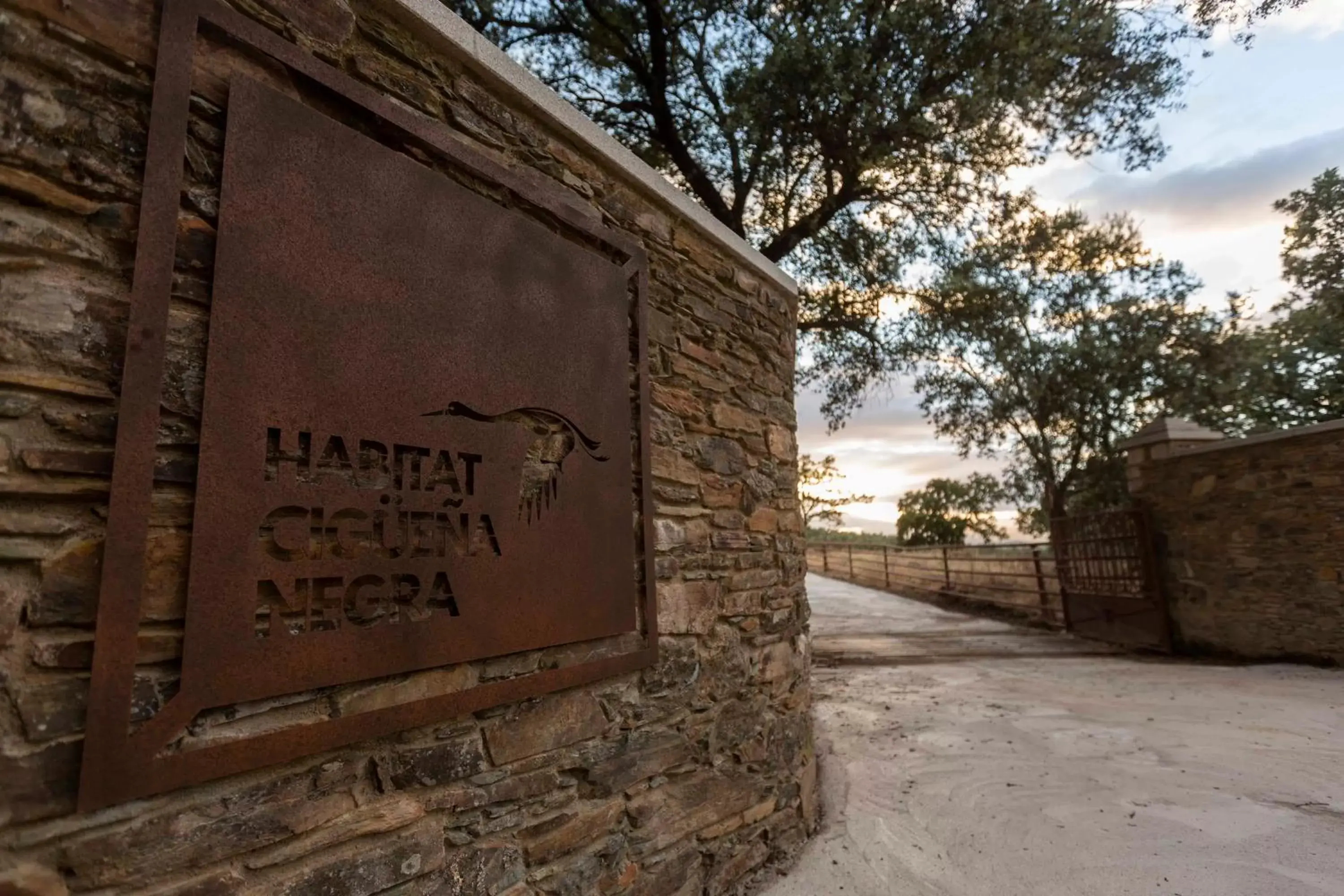 Property logo or sign in Hábitat Cigüeña Negra