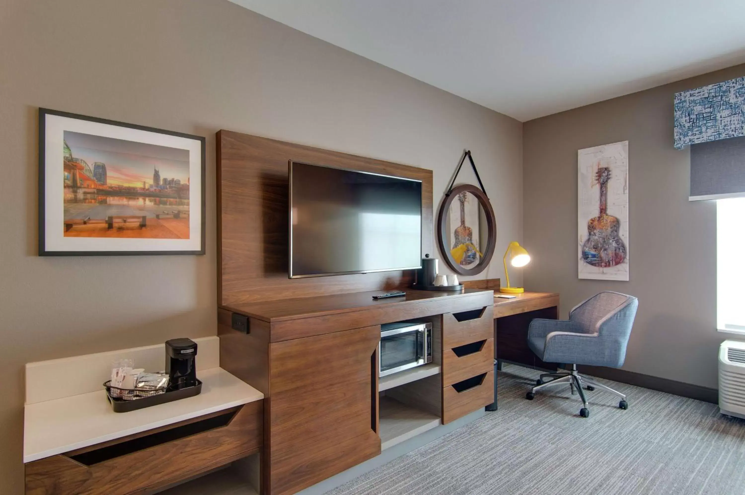 Bedroom, TV/Entertainment Center in Hampton Inn & Suites by Hilton Nashville North Skyline