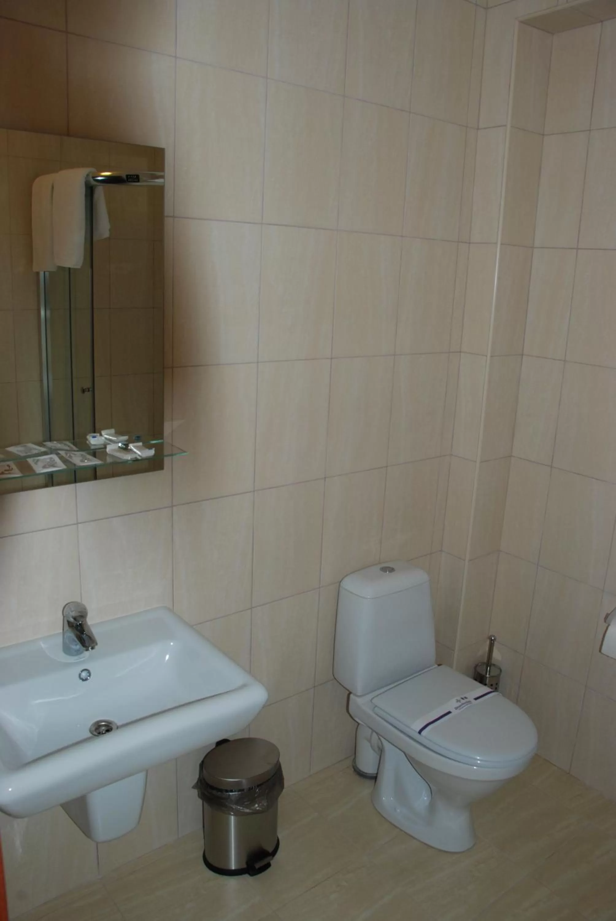 Toilet in Shato Paradis Hotel