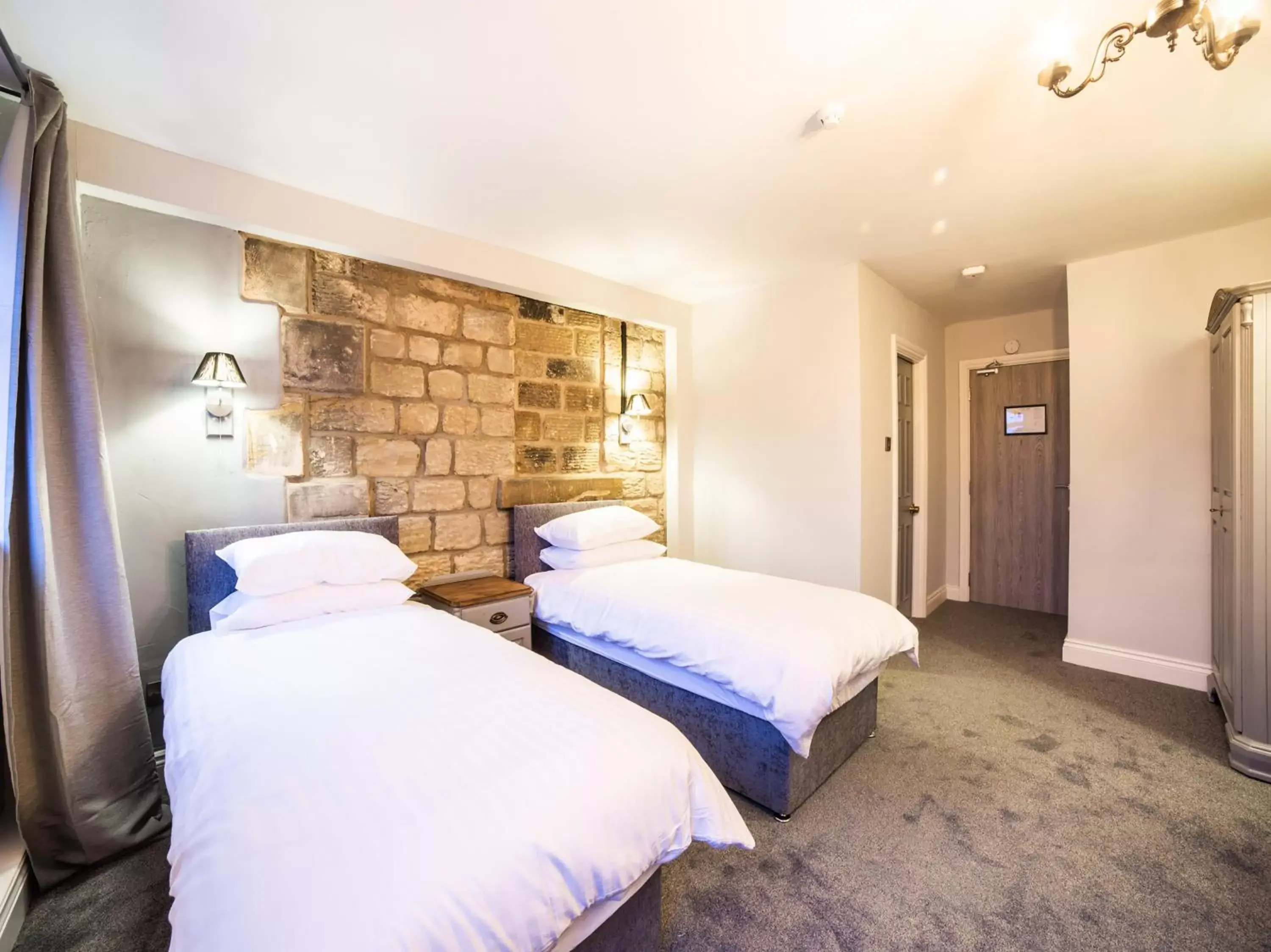 Bedroom, Bed in Churchill's Hotel