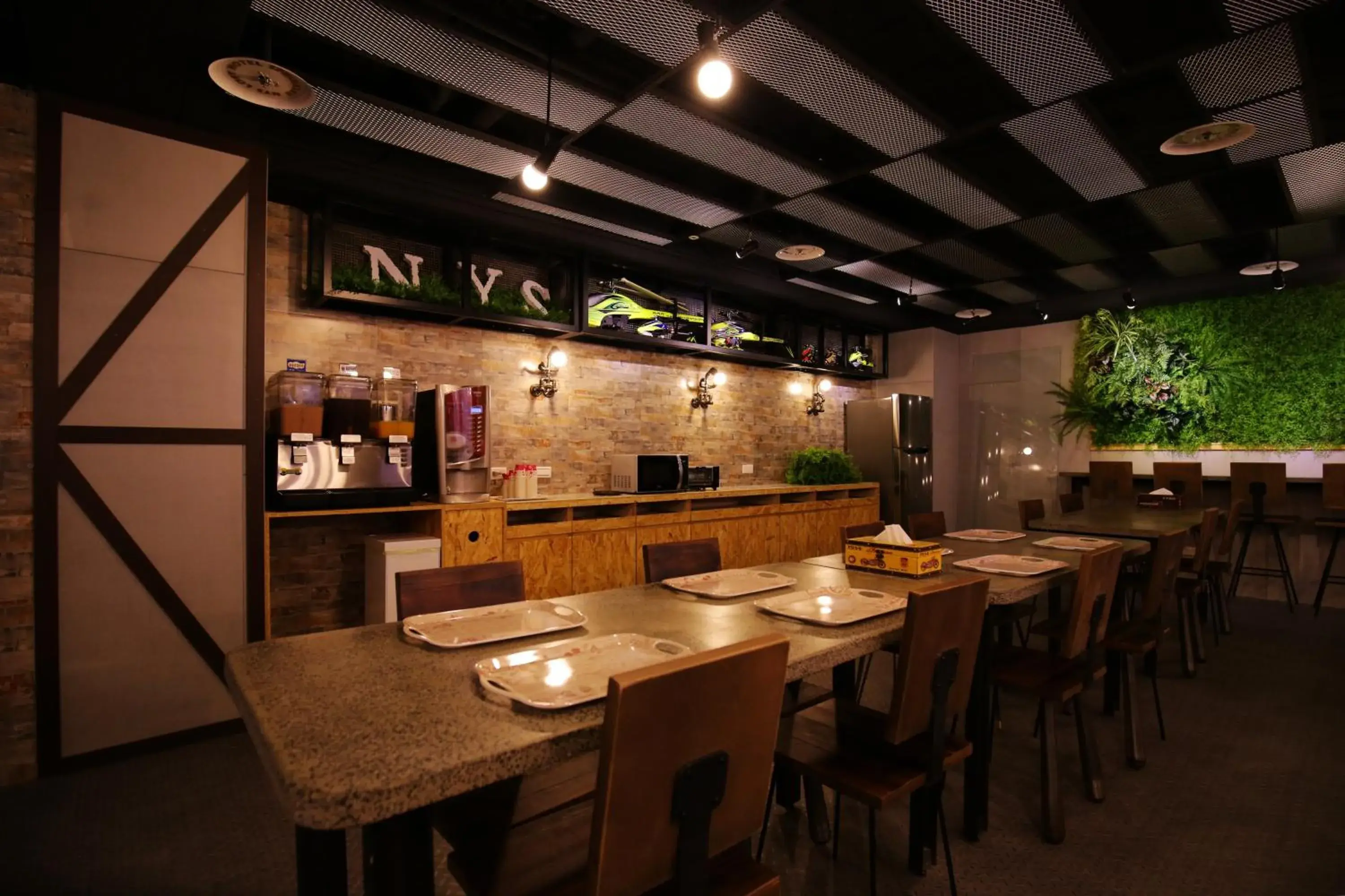 Restaurant/Places to Eat in Nys Loft Hotel