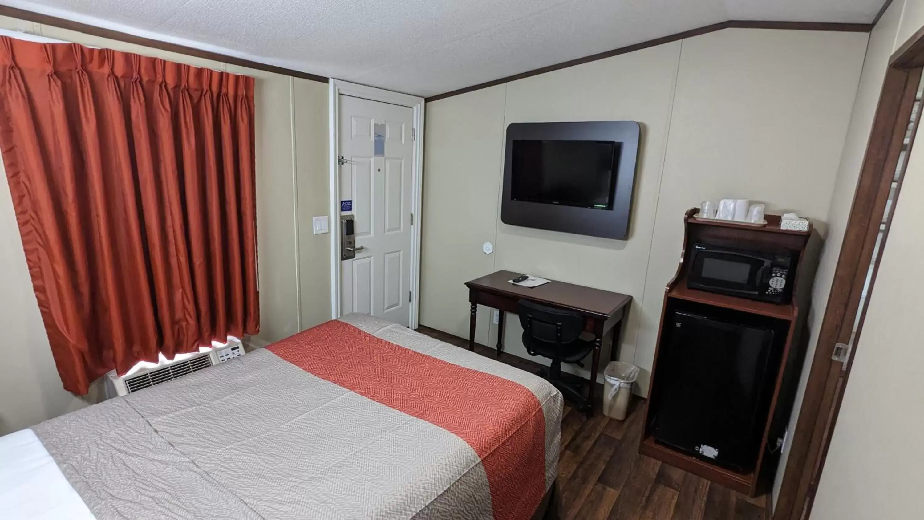 TV and multimedia, Bed in Hillcrest Inn & Suites Ozona