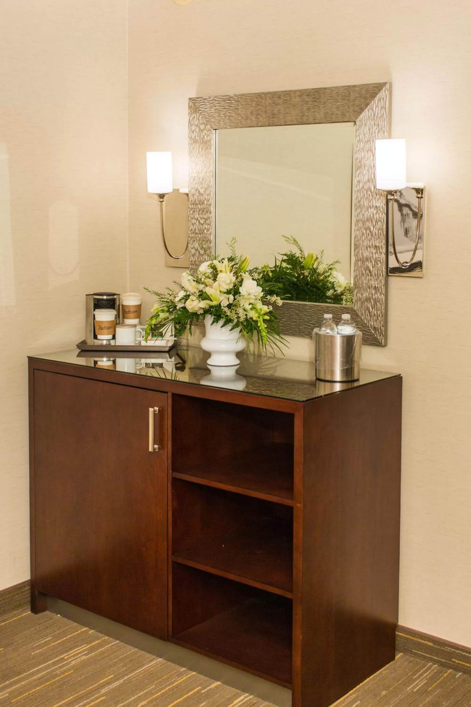 Coffee/tea facilities in Wyndham Moline on John Deere Commons