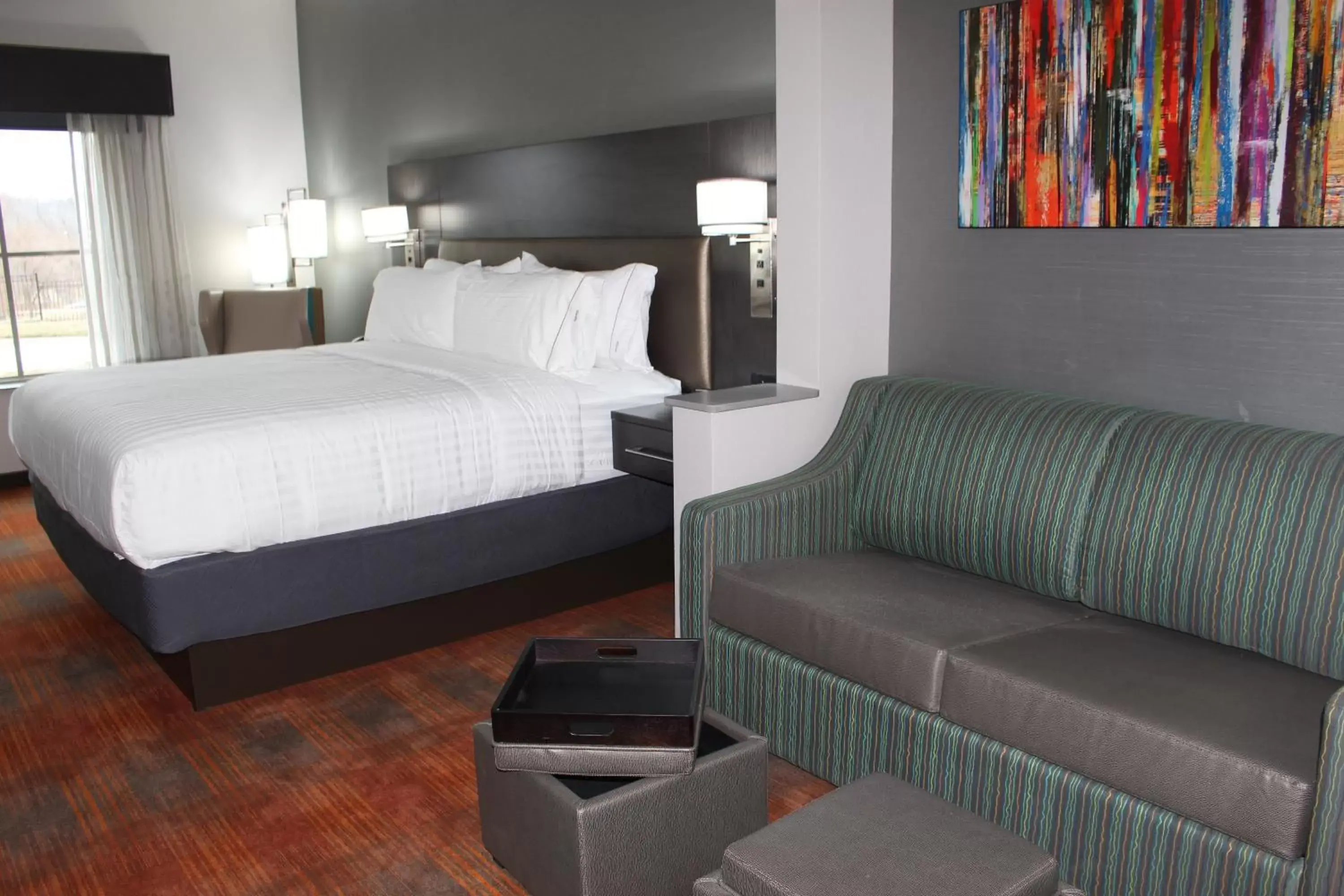 Photo of the whole room, Bed in Holiday Inn Express Shawnee, an IHG Hotel