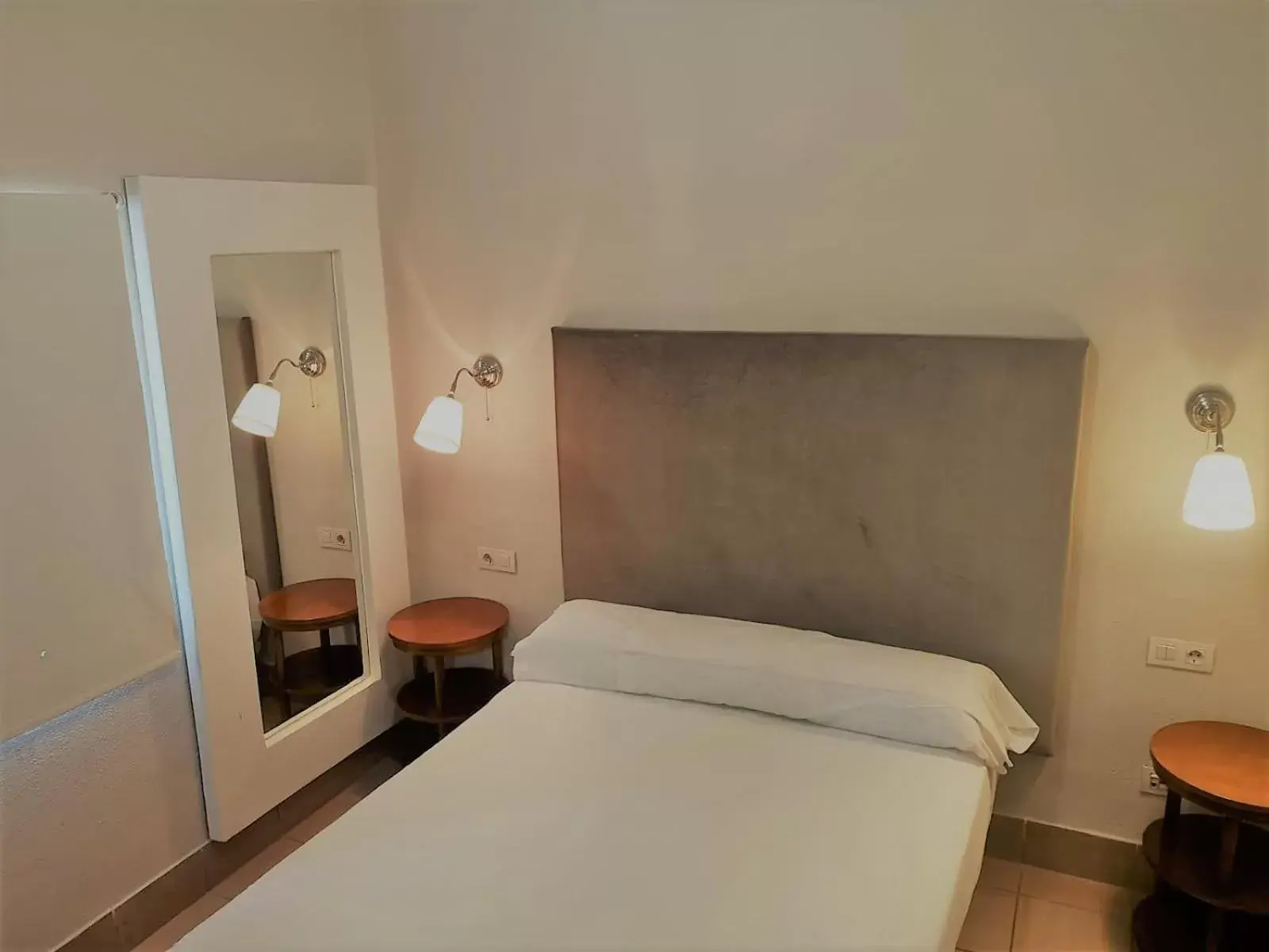 Bed, Bathroom in Hotel Oromana