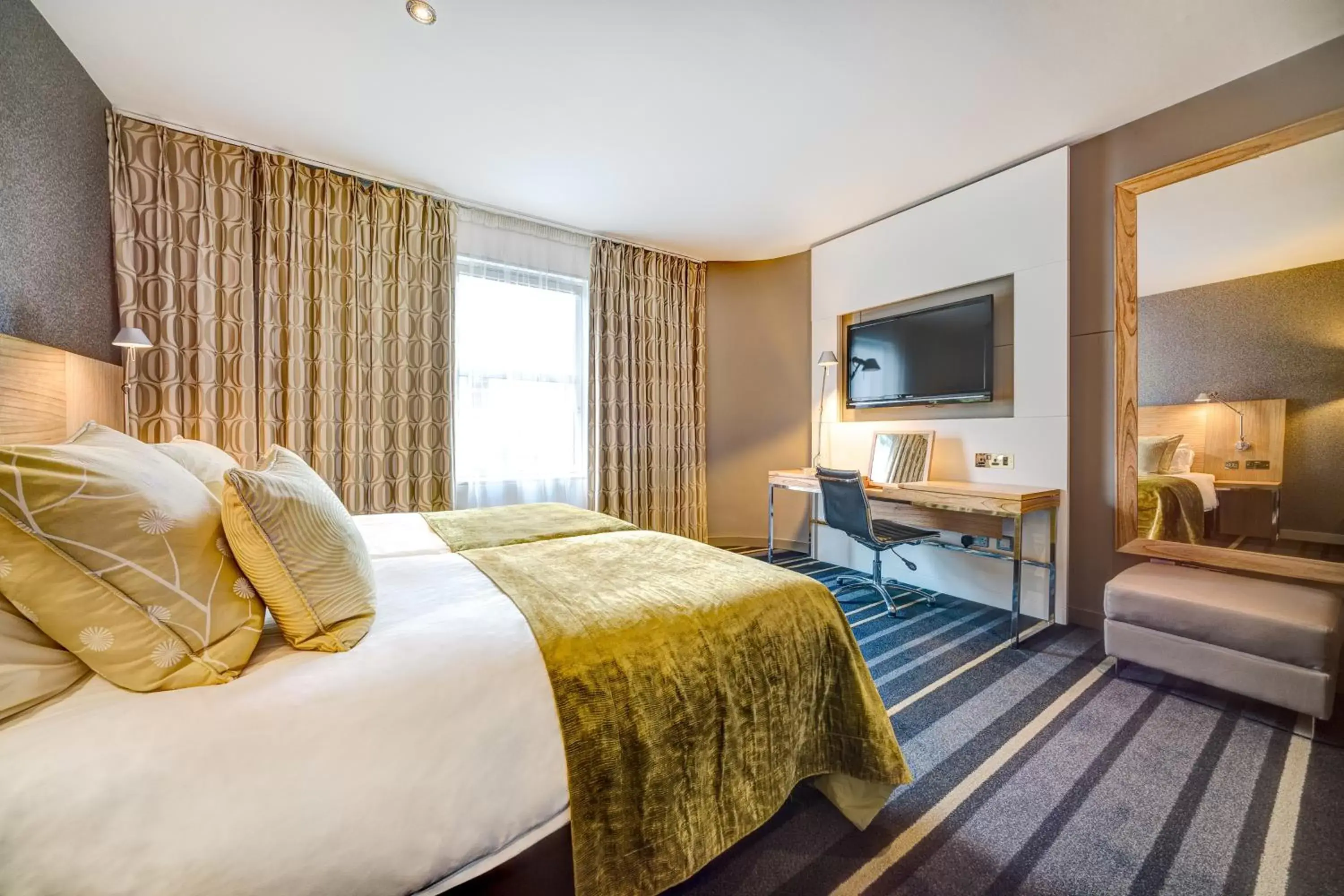 Bedroom, TV/Entertainment Center in Apex City of Edinburgh Hotel