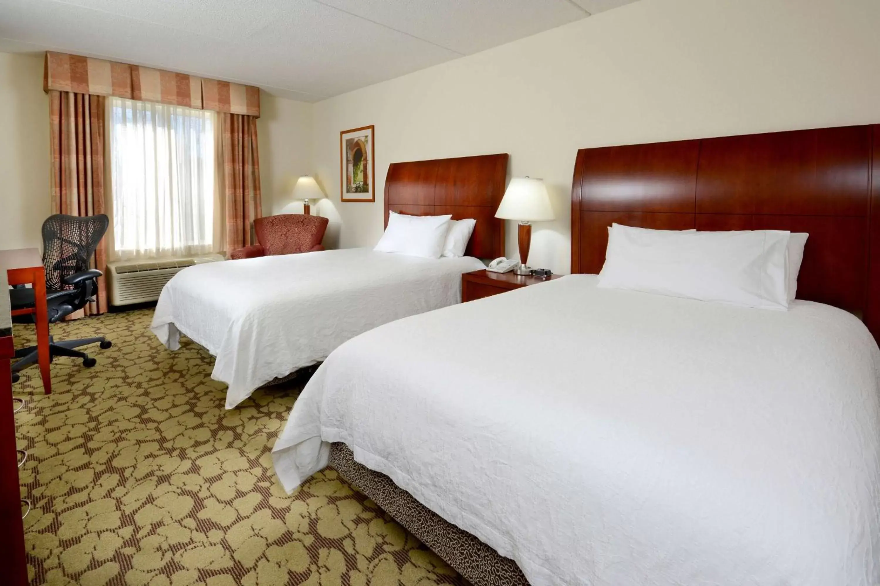 Bedroom, Bed in Hilton Garden Inn Greensboro