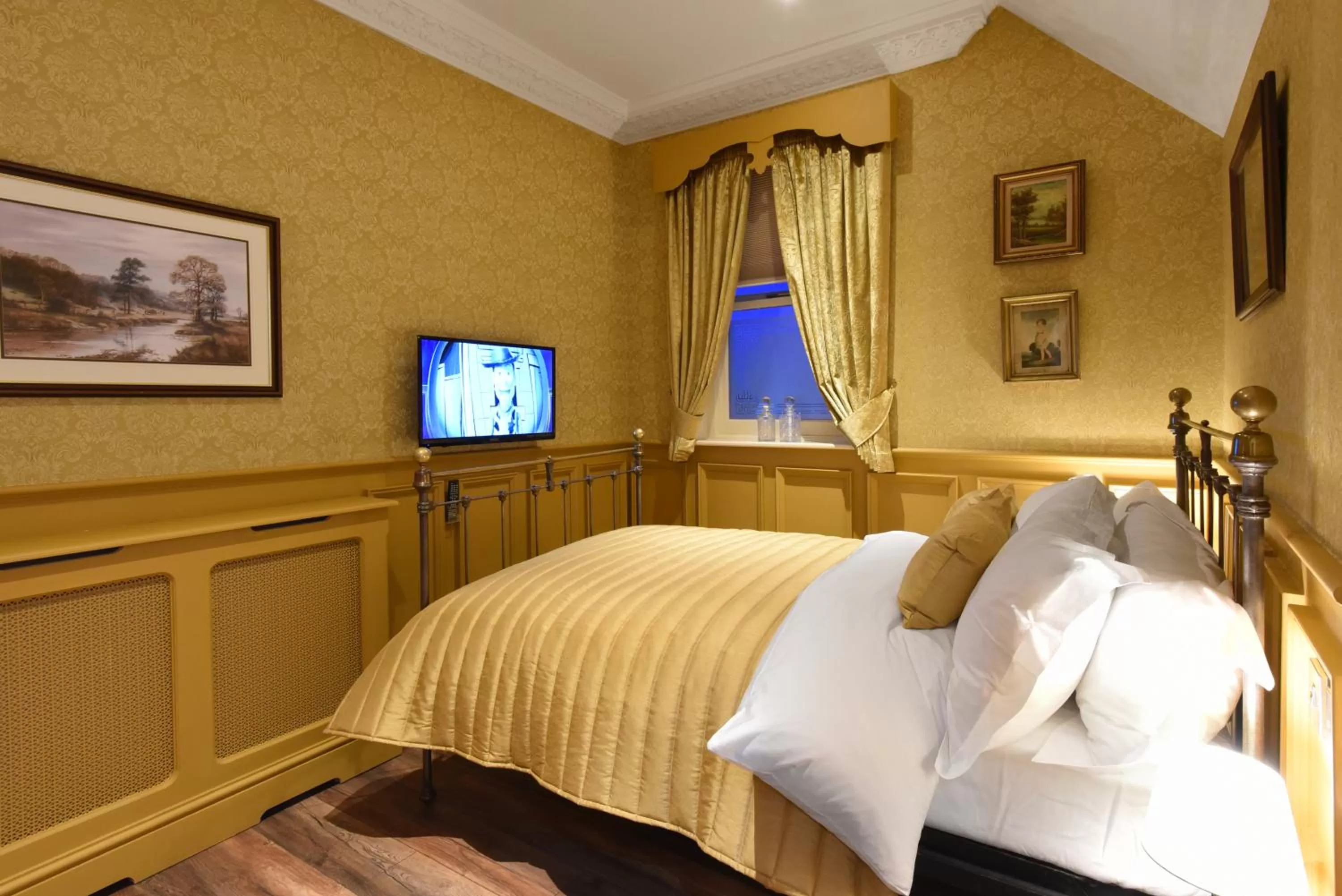 Bed in The Aston Tavern