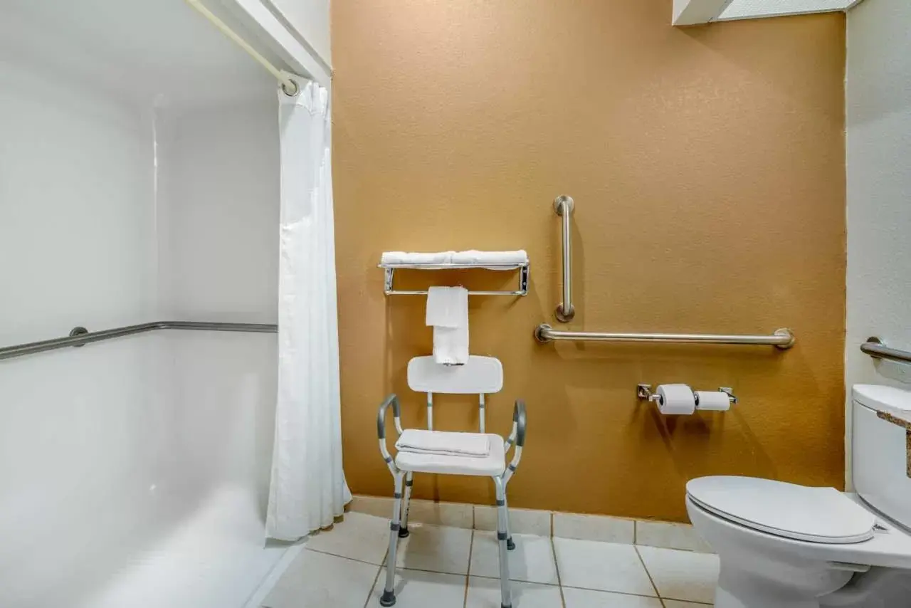 King Room - Disability Access/Non-Smoking in Quality Inn & Suites - Jefferson City