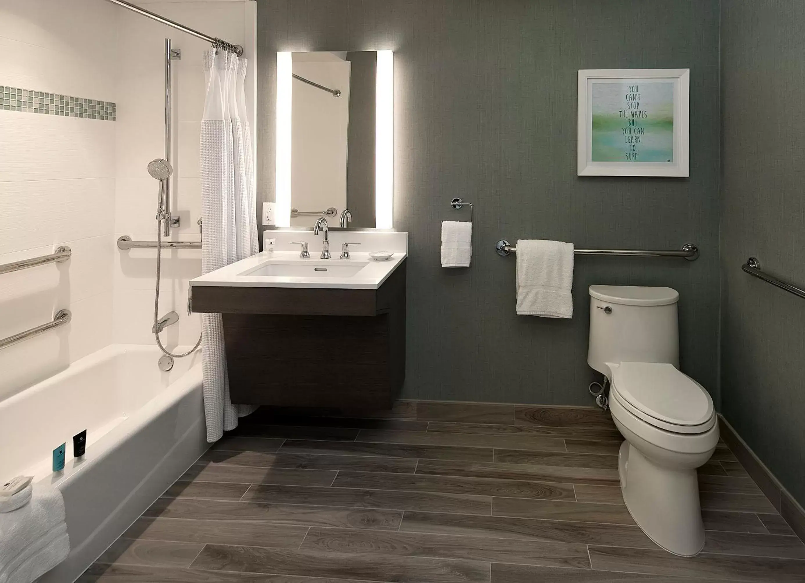 Standard Queen Room with Roll-In Shower - Communications Accessible in Crowne Plaza Ventura Beach by IHG Standard Queen Room with Roll-In Shower - Communications Accessible in Crowne Plaza Ventura Beach by IHG