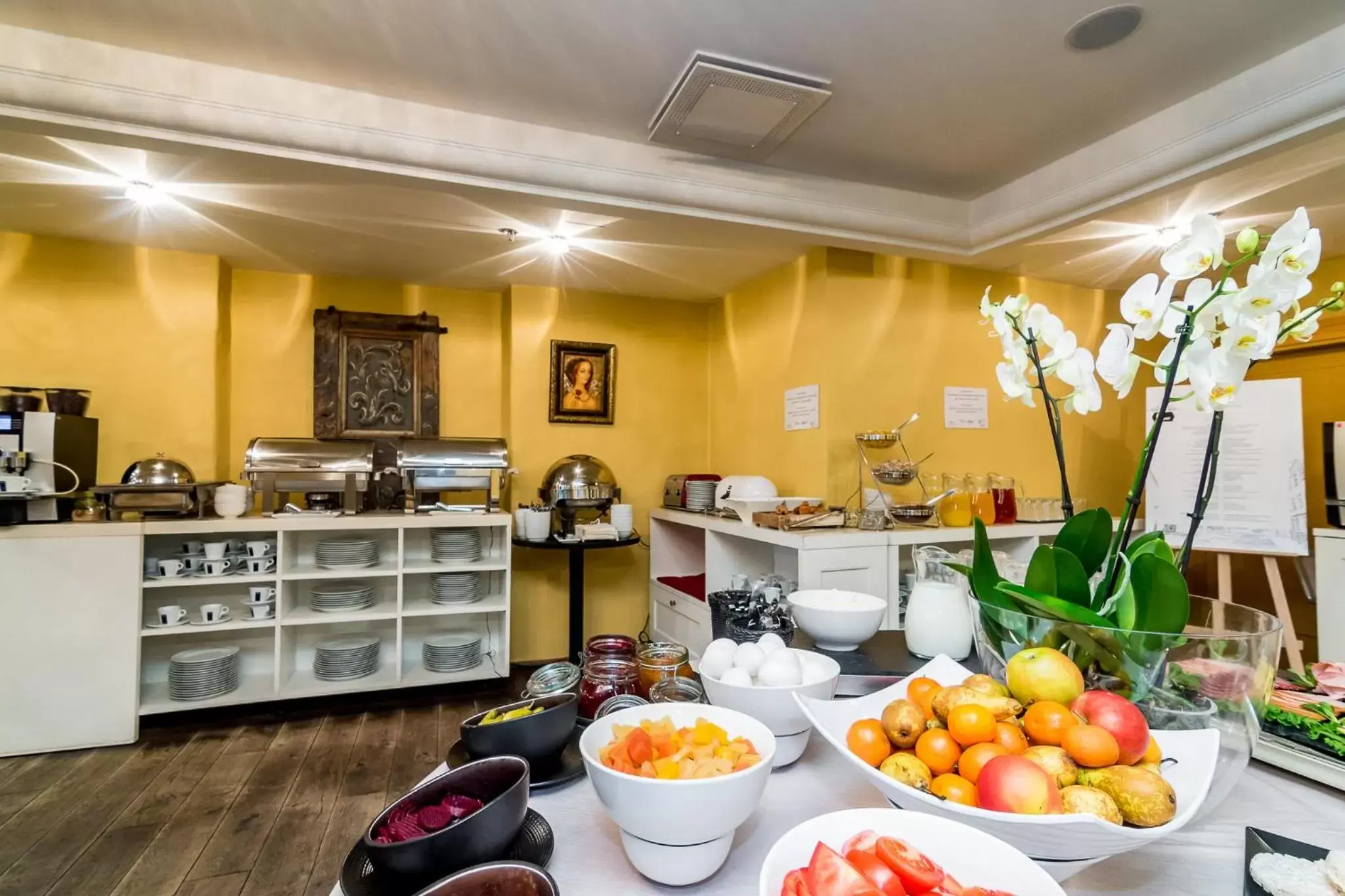 Buffet breakfast, Restaurant/Places to Eat in Meriton Old Town Garden Hotel