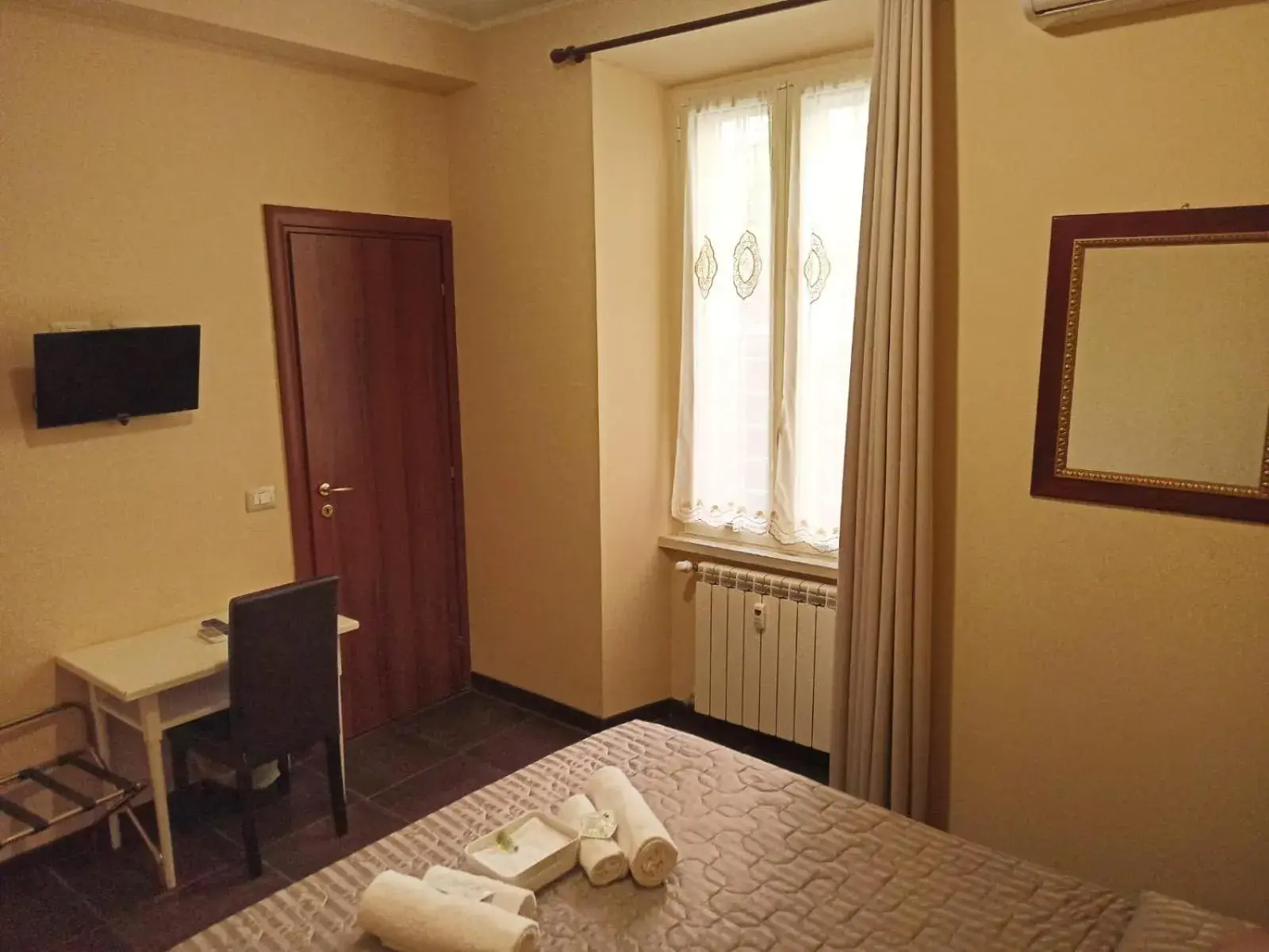 Bedroom, Bed in Domina Popolo