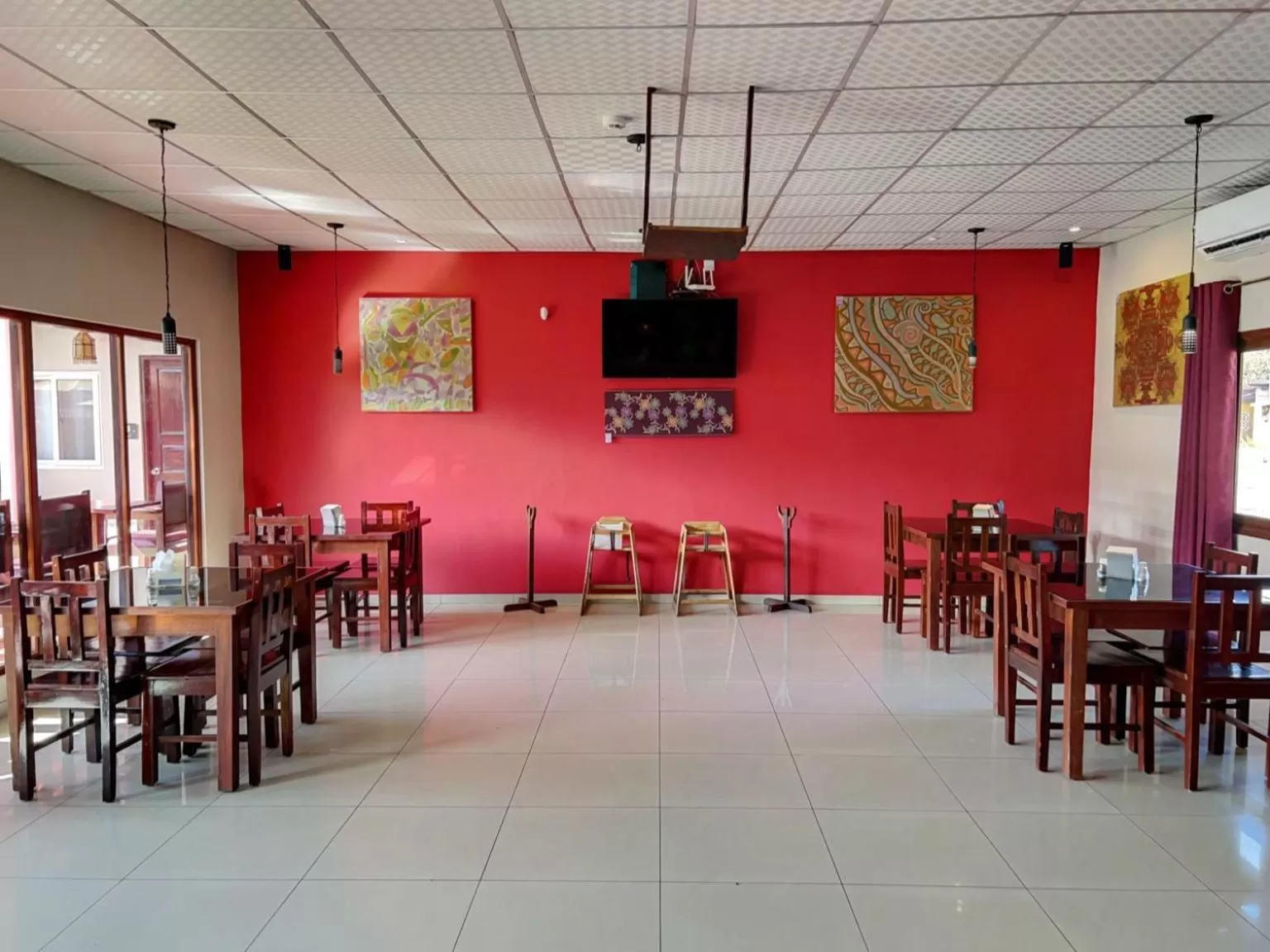 Restaurant/places to eat in Big Daddy's Beach Club & Hotel