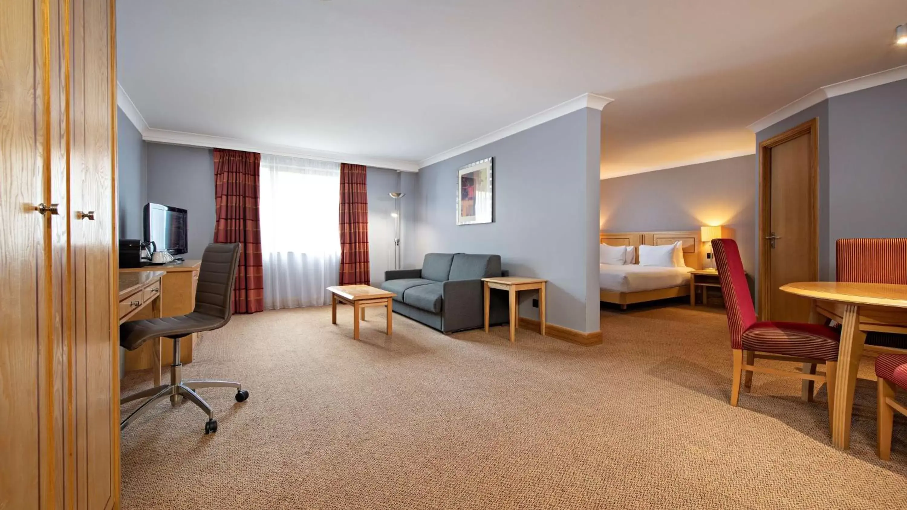Bedroom, Seating Area in DoubleTree by Hilton Swindon Hotel