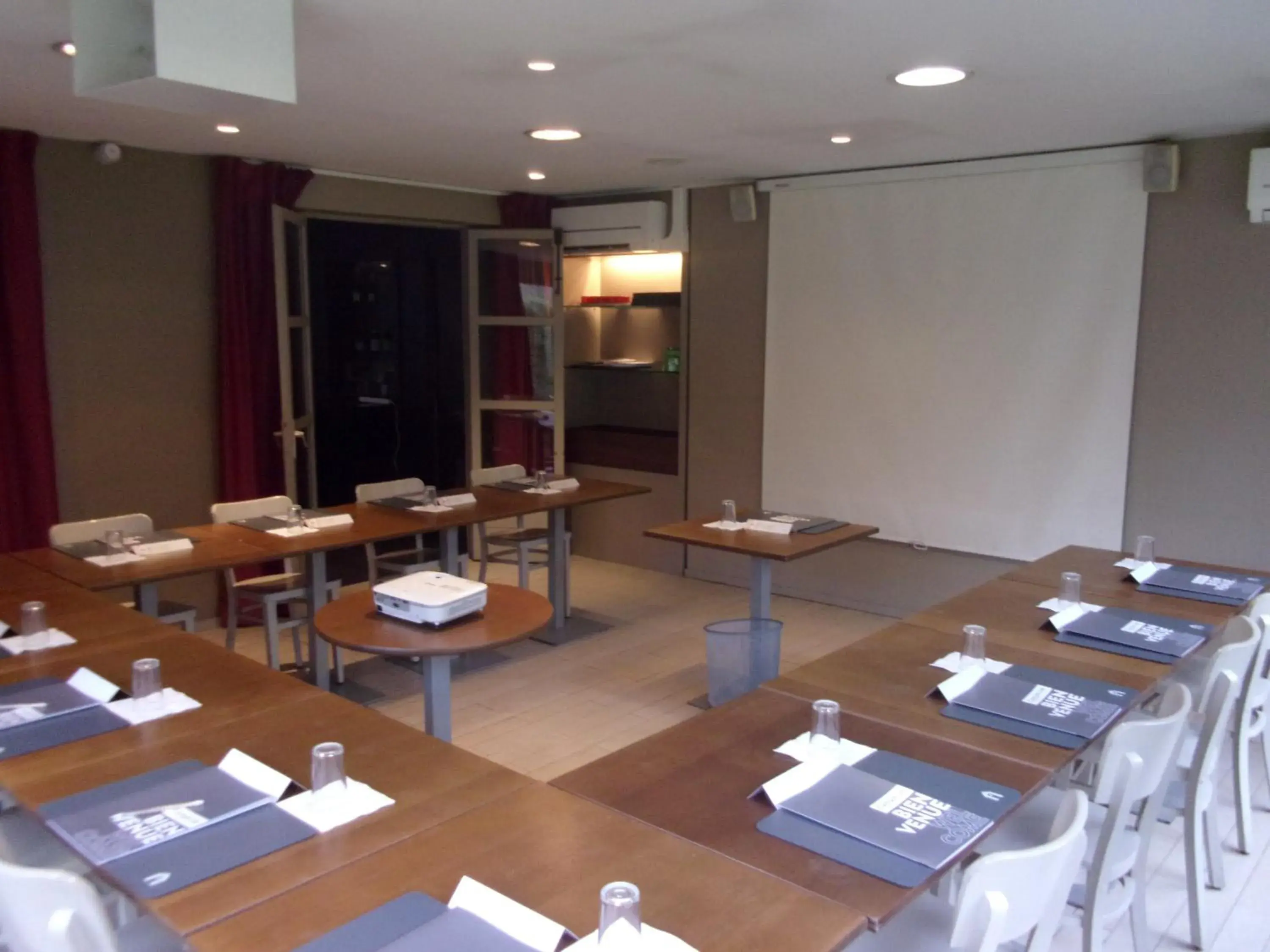 Meeting/conference room, Restaurant/Places to Eat in Campanile Hotel Chantilly