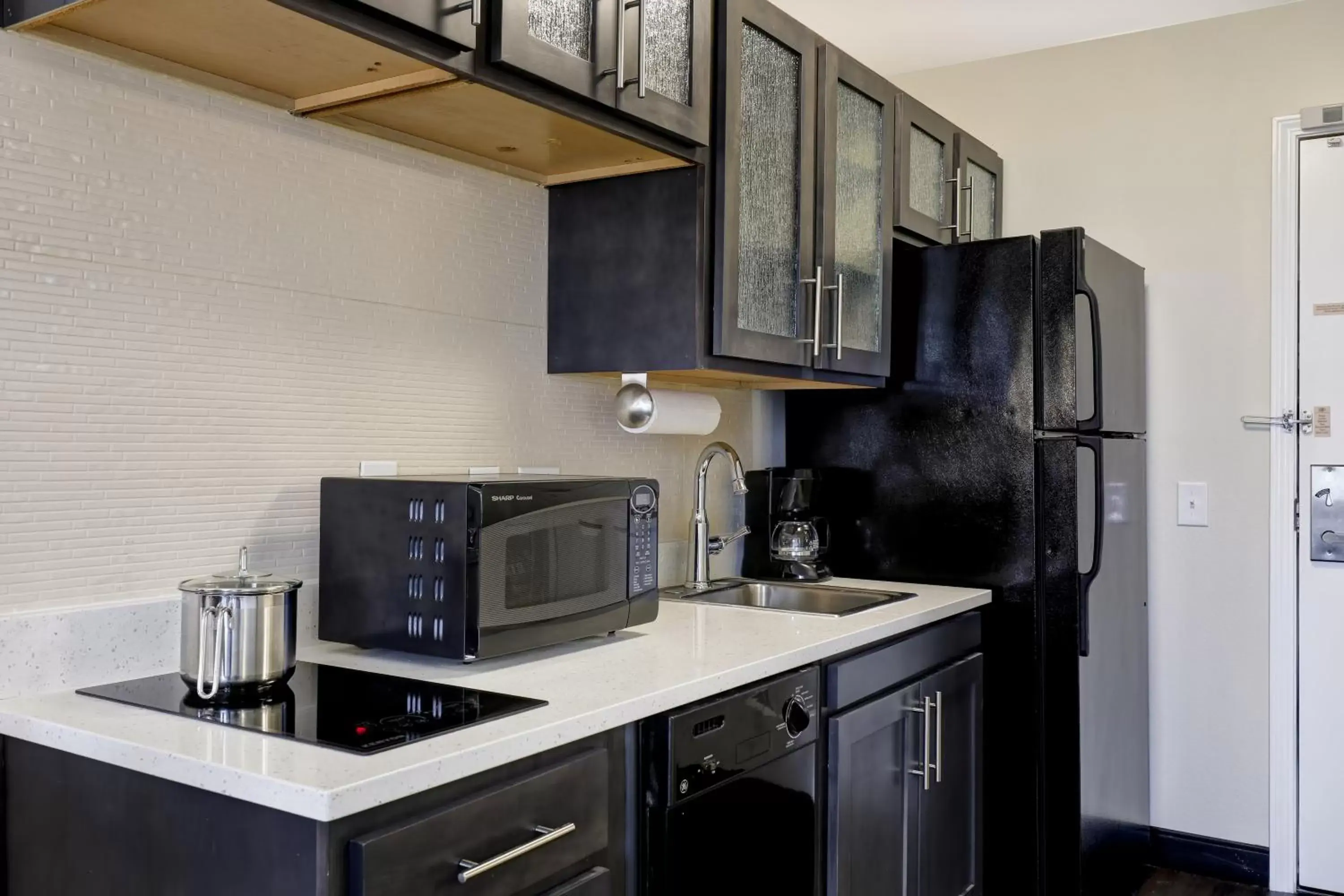 Photo of the whole room, Kitchen/Kitchenette in Candlewood Suites Indianapolis - South, an IHG Hotel