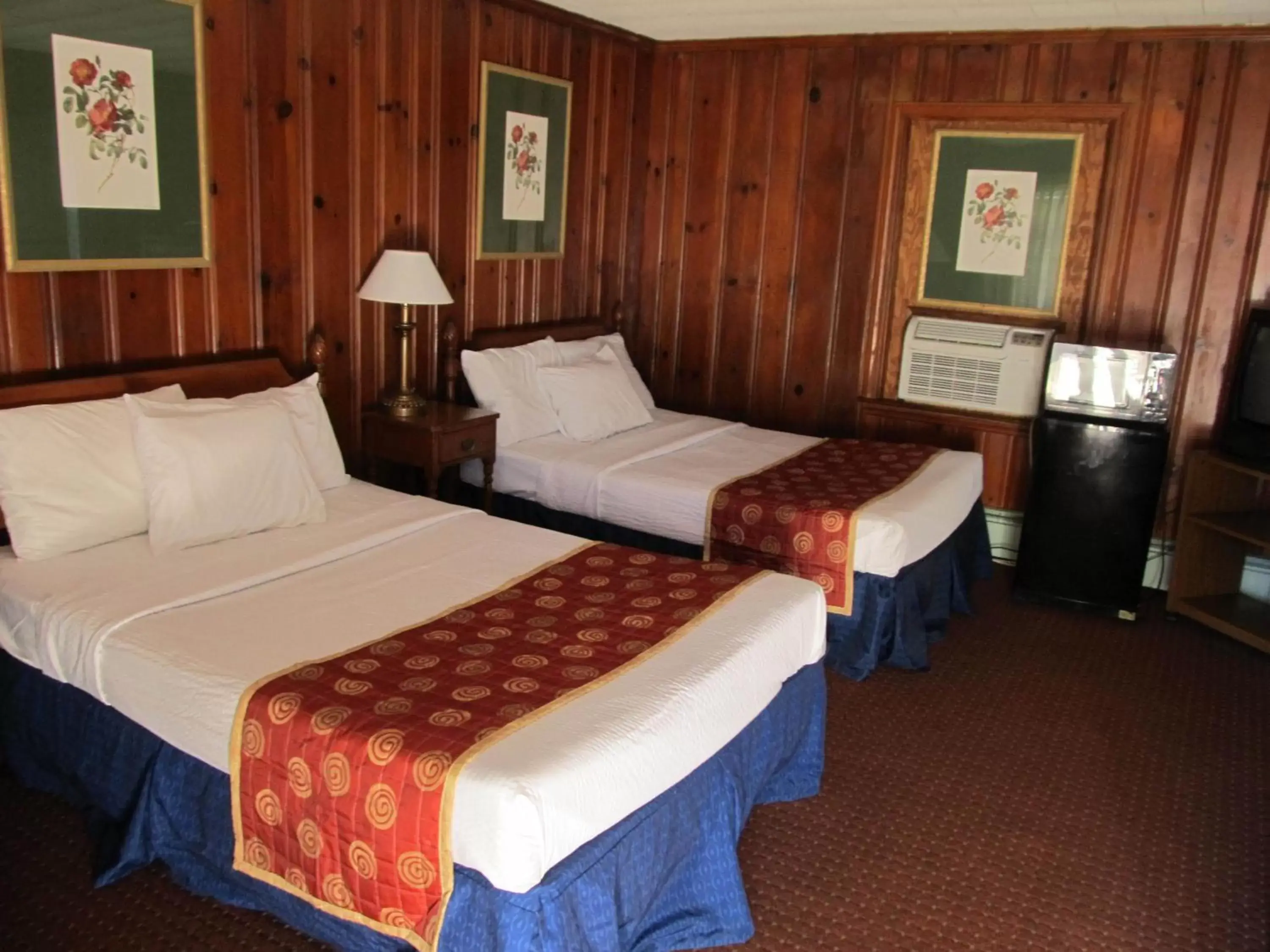 Photo of the whole room, Bed in Hancock Motel