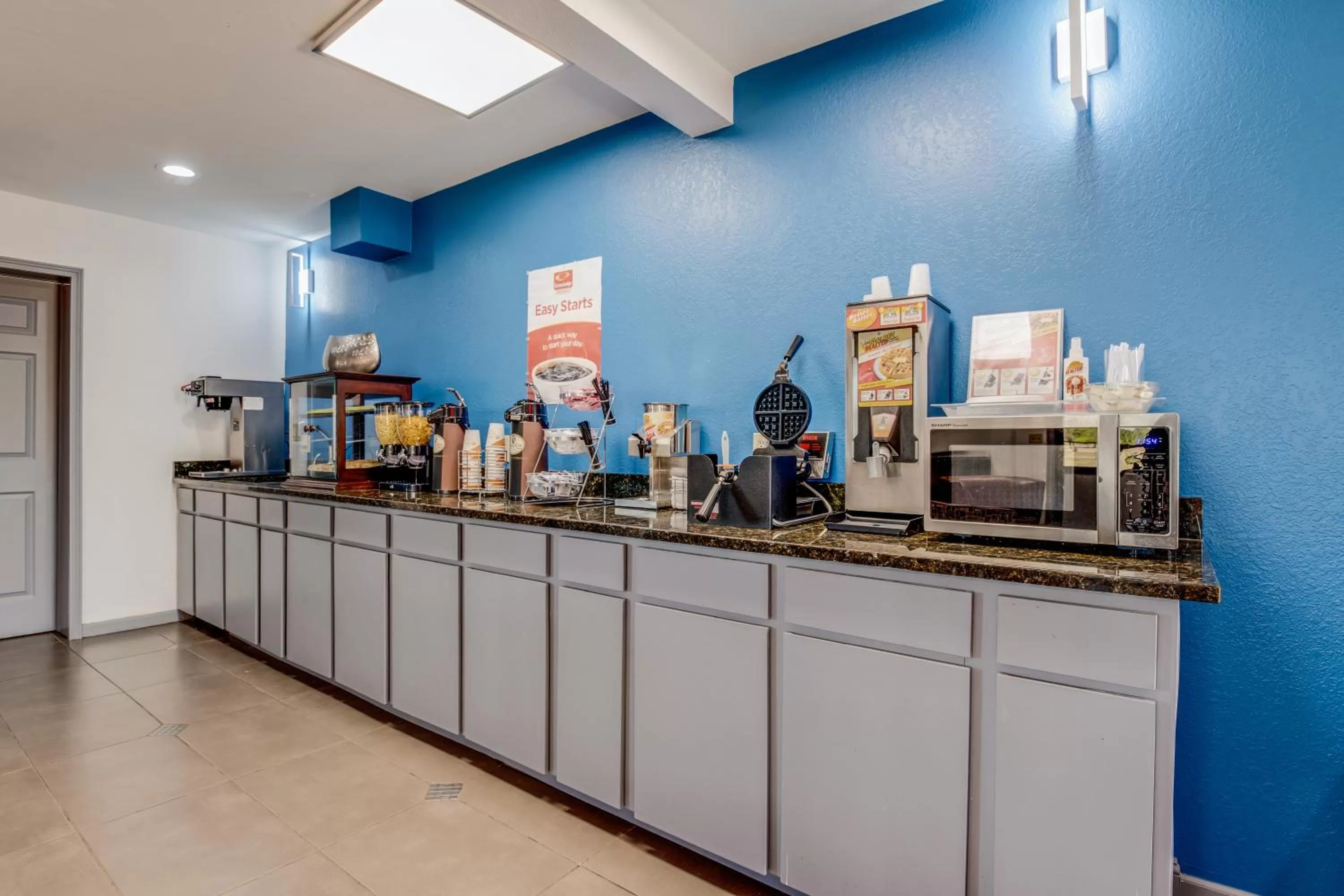 Breakfast in Econo Lodge Inn & Suites