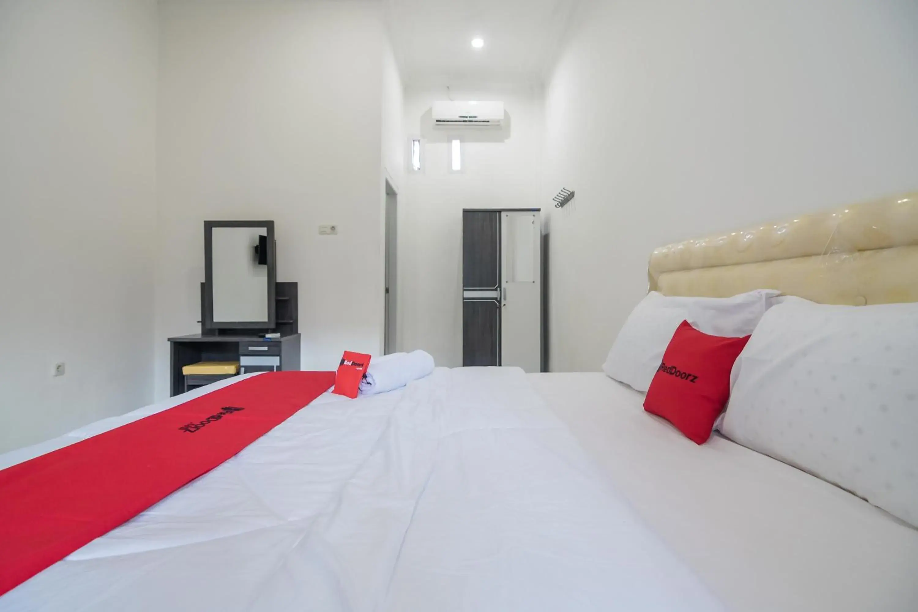 Bedroom, Bed in RedDoorz near Sultan Thaha Airport Jambi