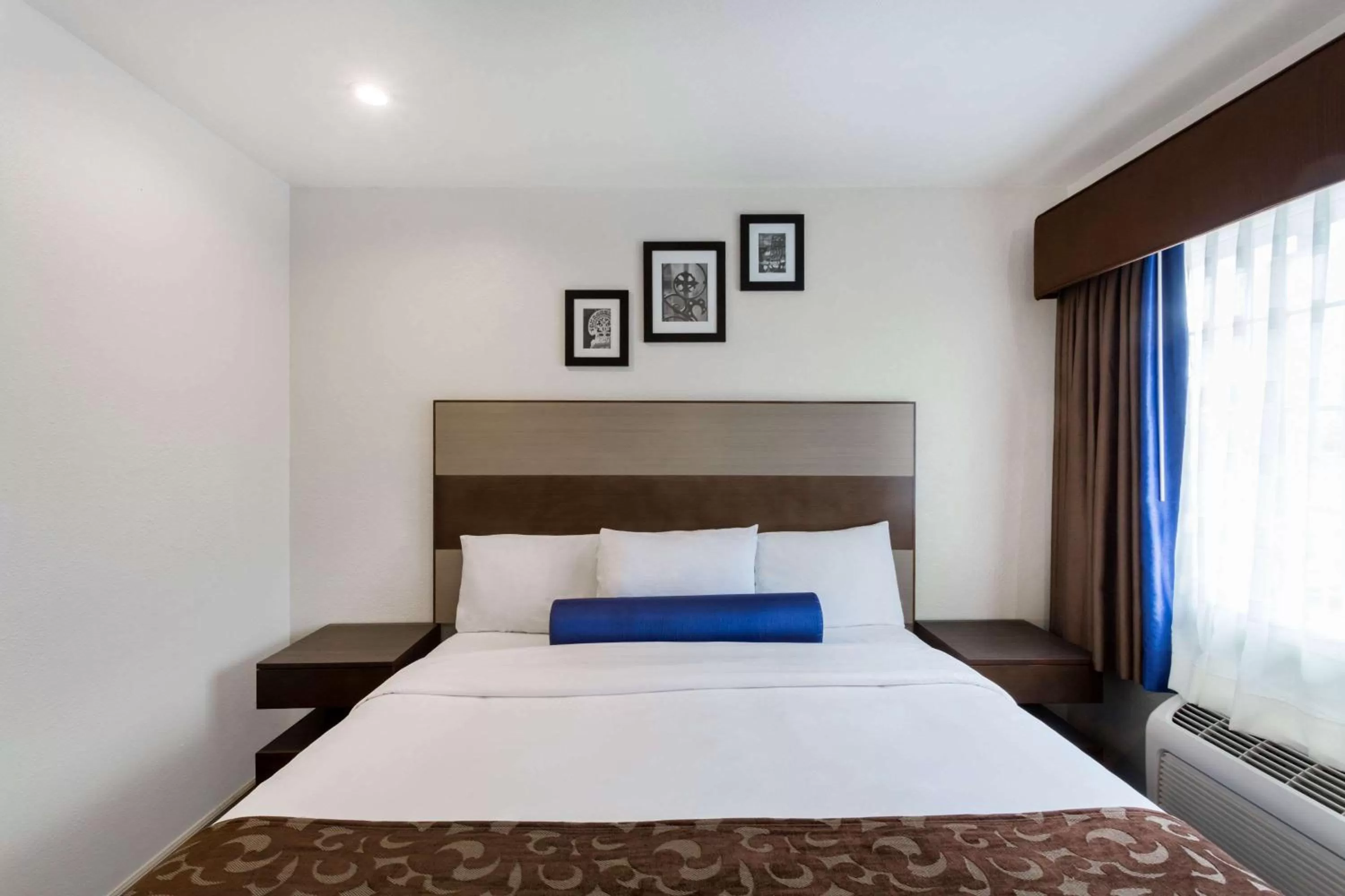 Photo of the whole room in Howard Johnson By Wyndham Berkeley