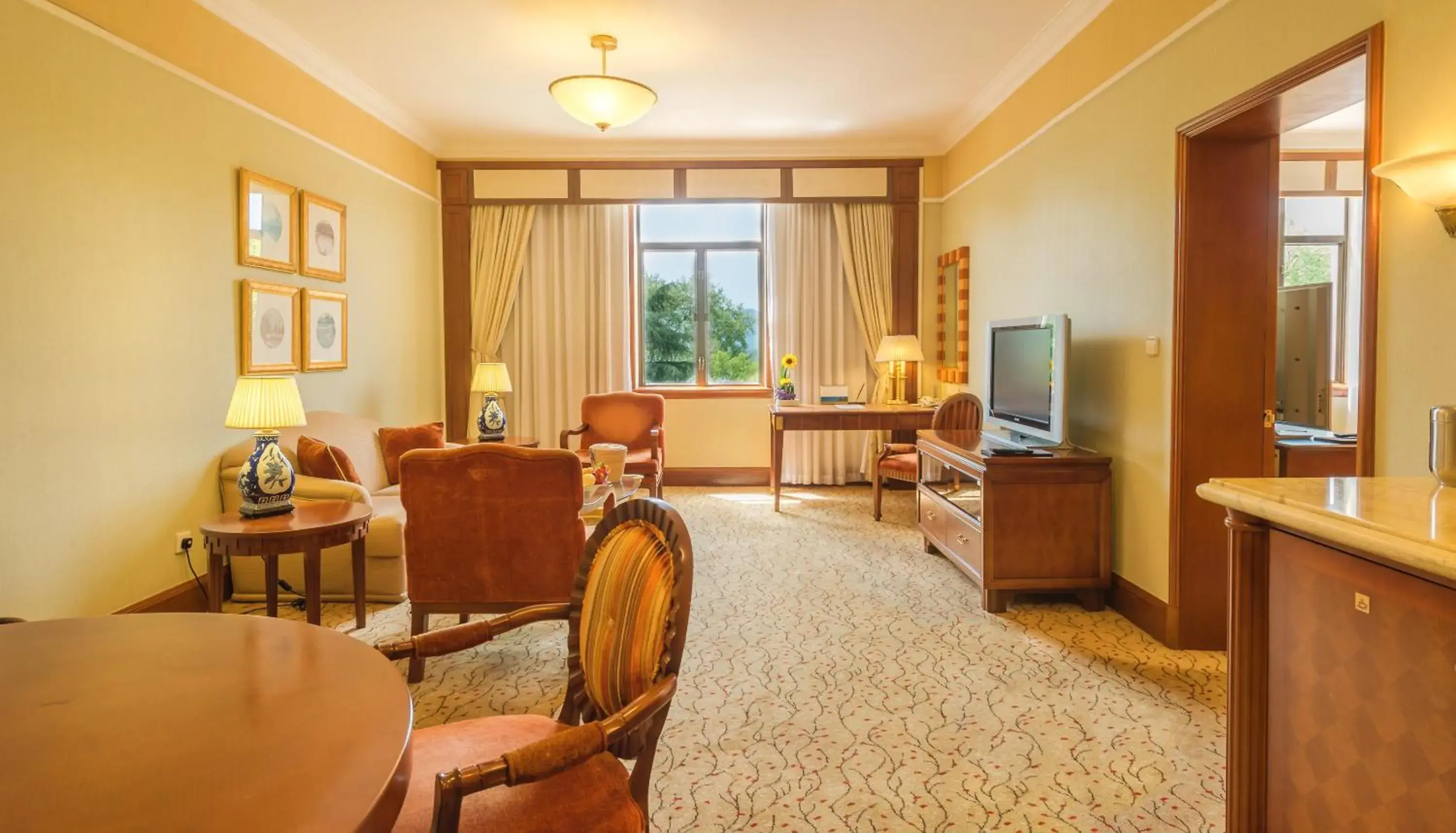 Bedroom, Seating Area in Shangri-La Hotel, Hangzhou