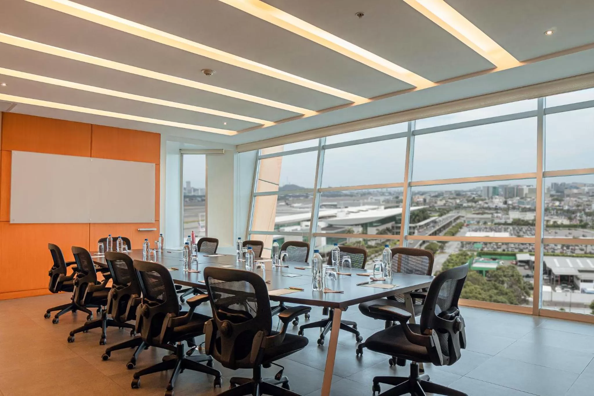 Meeting/conference room in Holiday Inn Guayaquil Airport by IHG