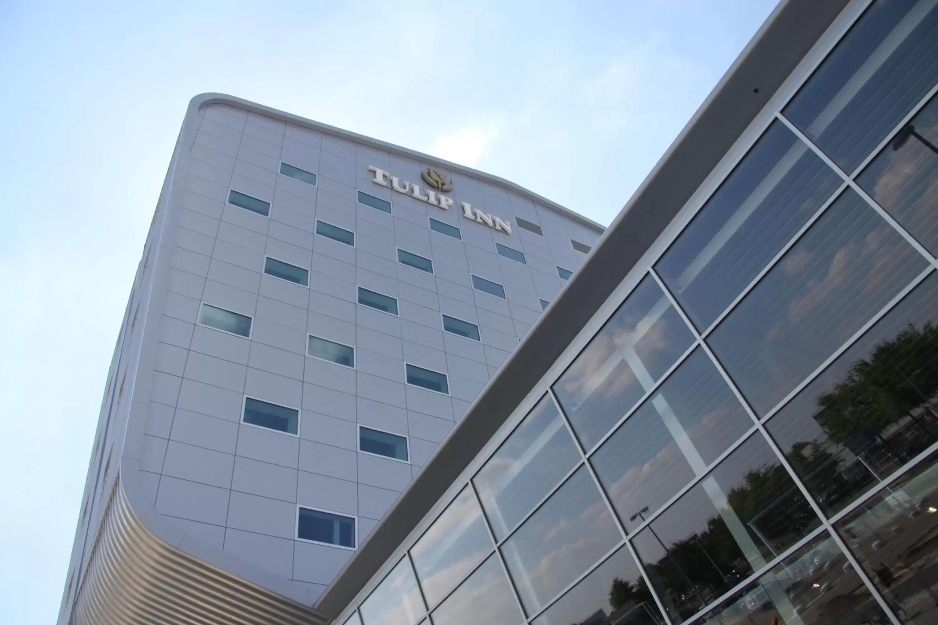 Facade/entrance, Property Building in Tulip Inn Eindhoven Airport