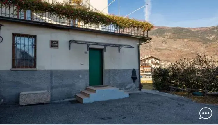 Facade/entrance, Property Building in Wallace Apartment