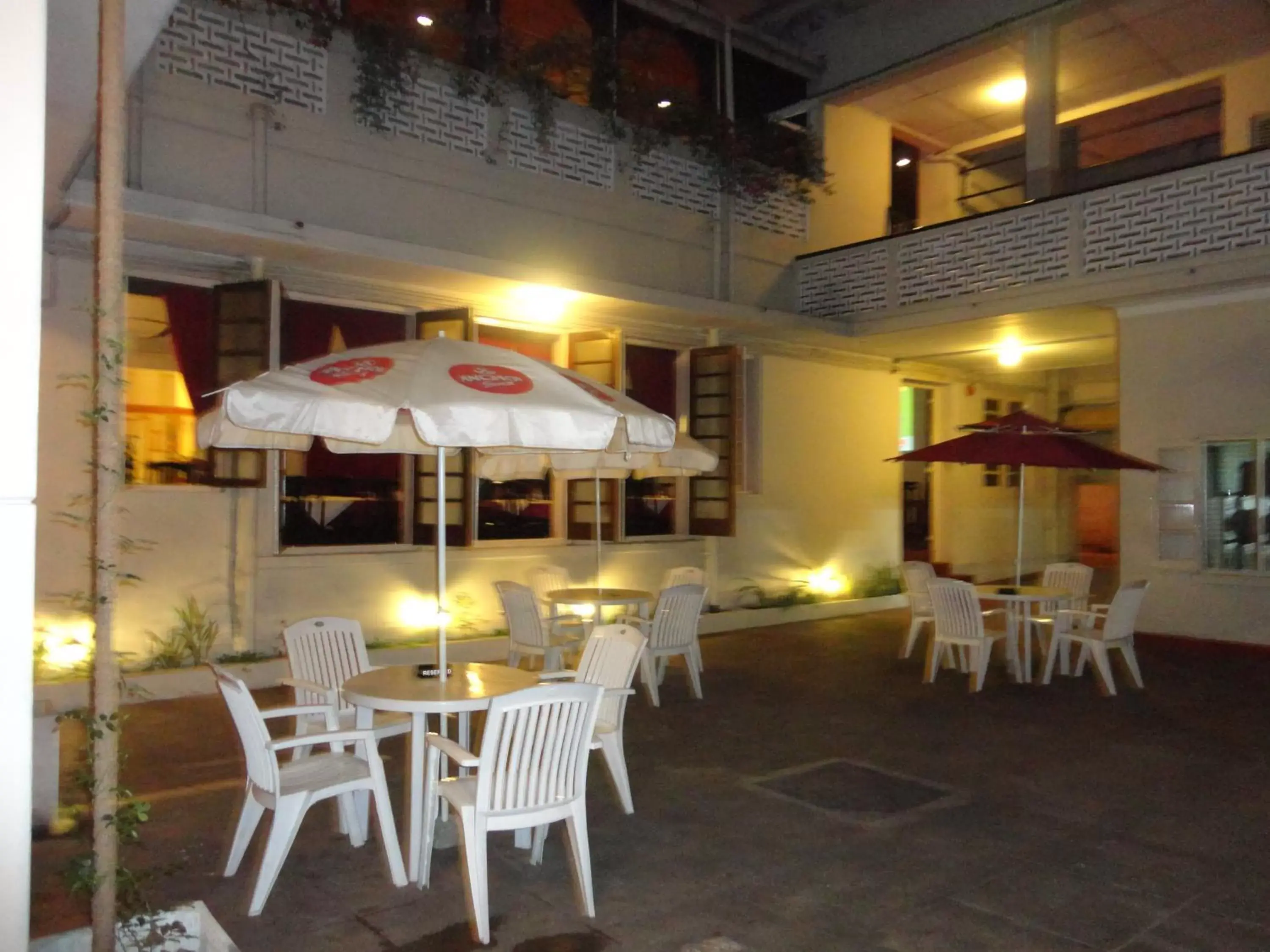 Patio, Restaurant/Places to Eat in Shalimar Hotel