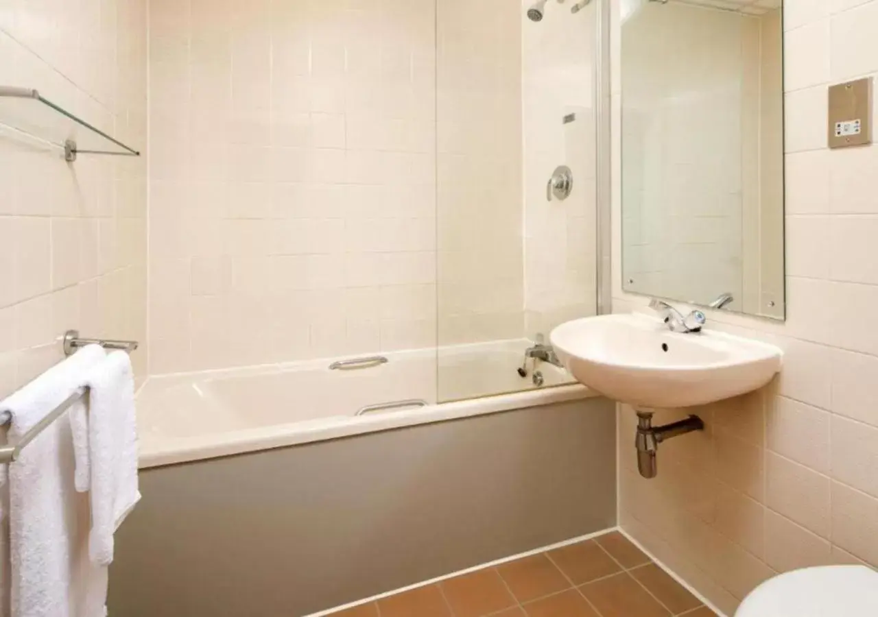 Bathroom in Mercure Norwich Hotel