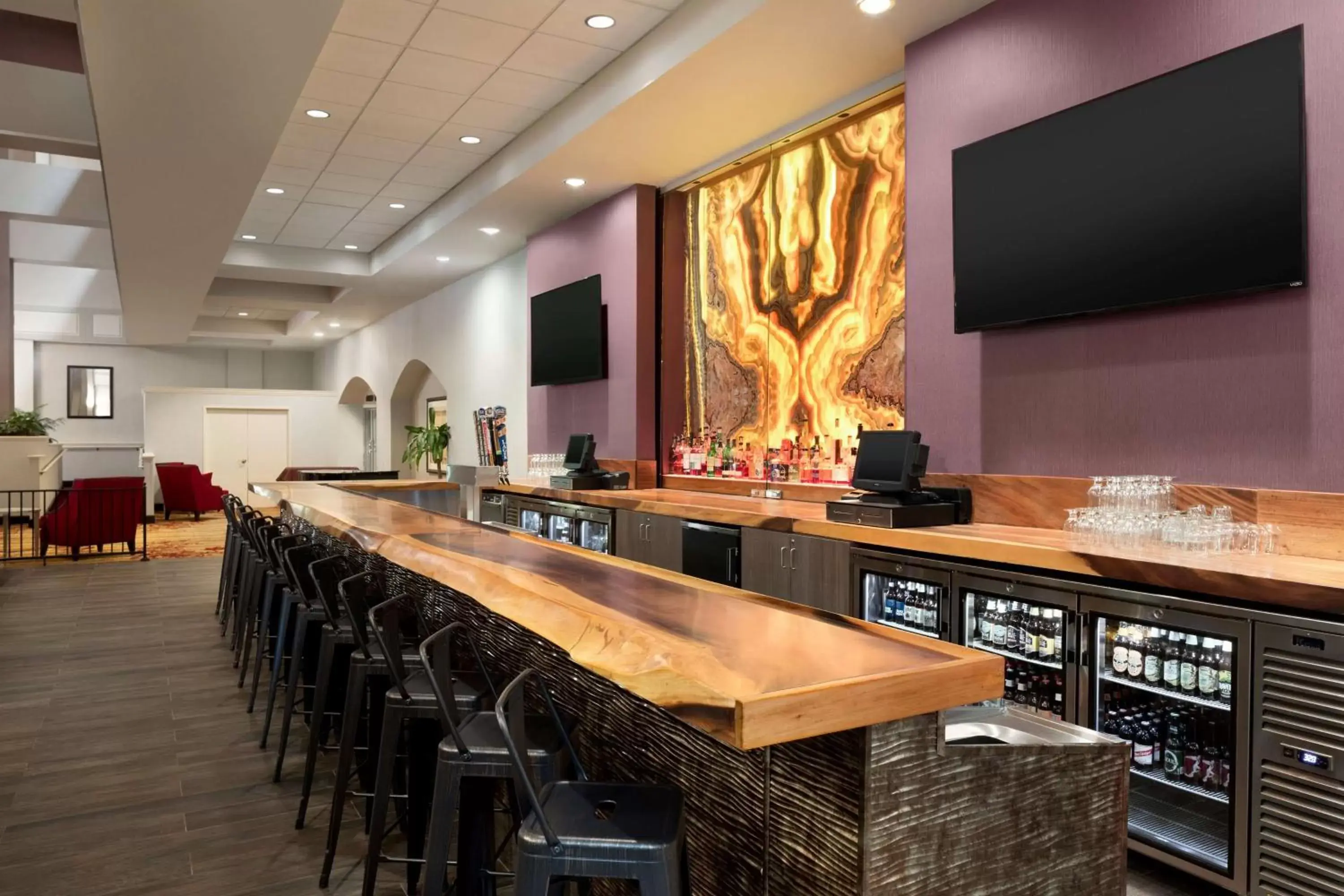 Lounge or bar in Hilton Fort Wayne at the Grand Wayne Convention Center