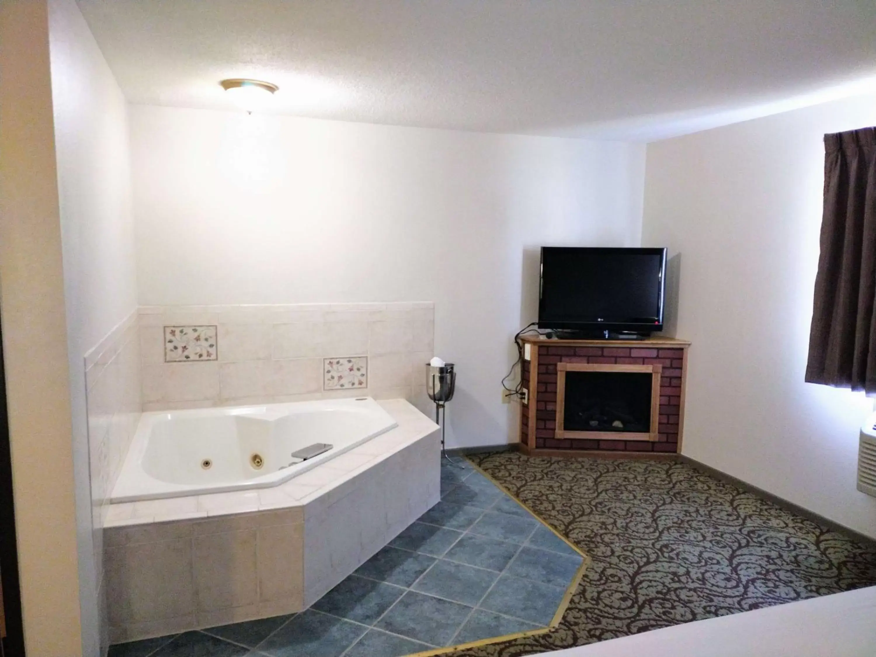 Hot Tub in SureStay Hotel by Best Western Spicer