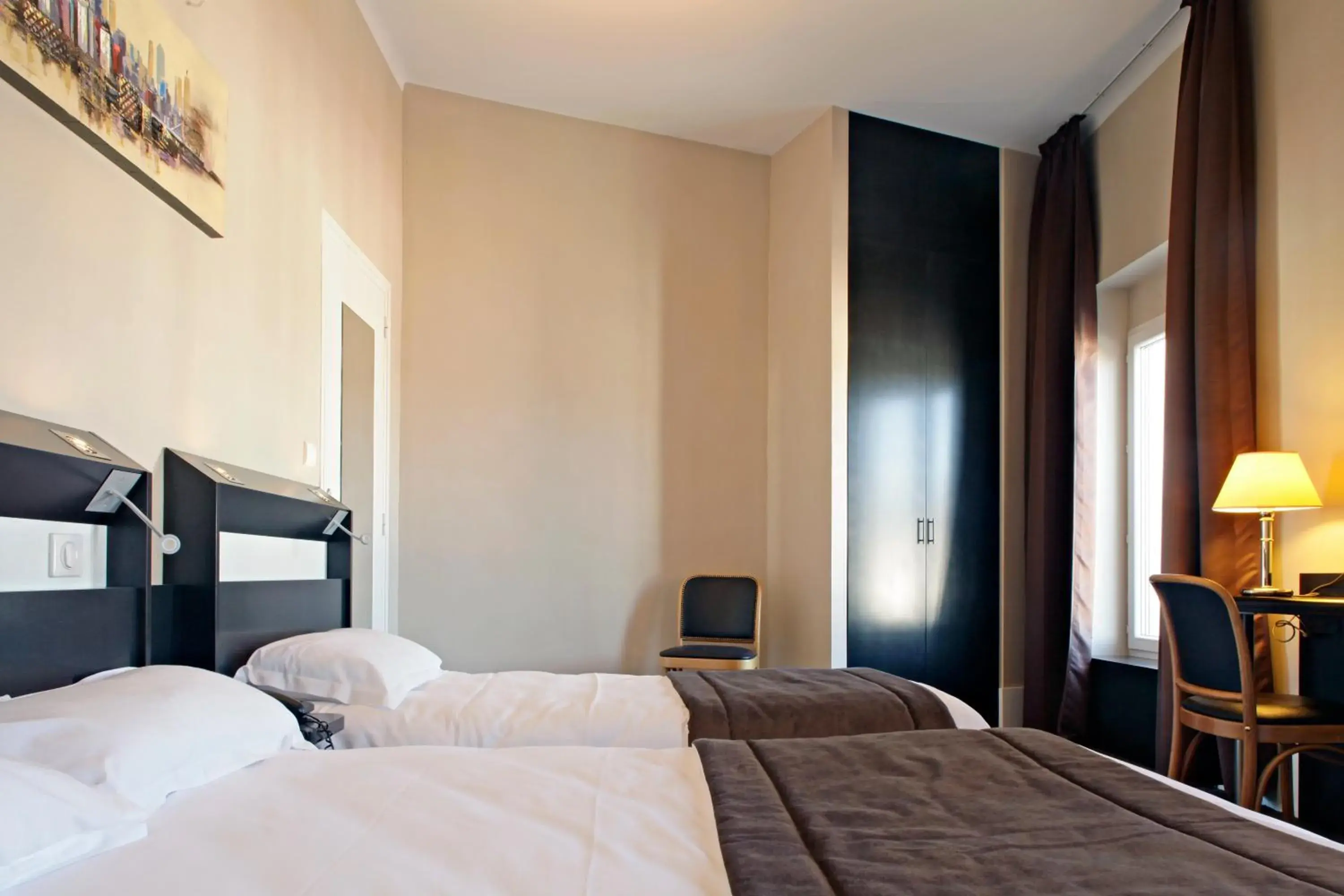 Bedroom, Bed in Logis Hotel des Bourbons