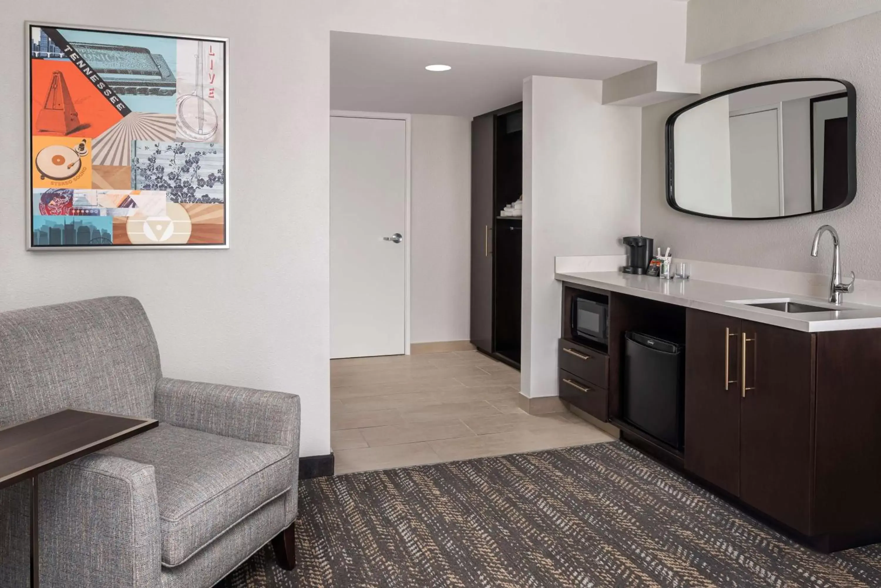 Photo of the whole room, Kitchen/Kitchenette in Embassy Suites by Hilton Nashville Airport