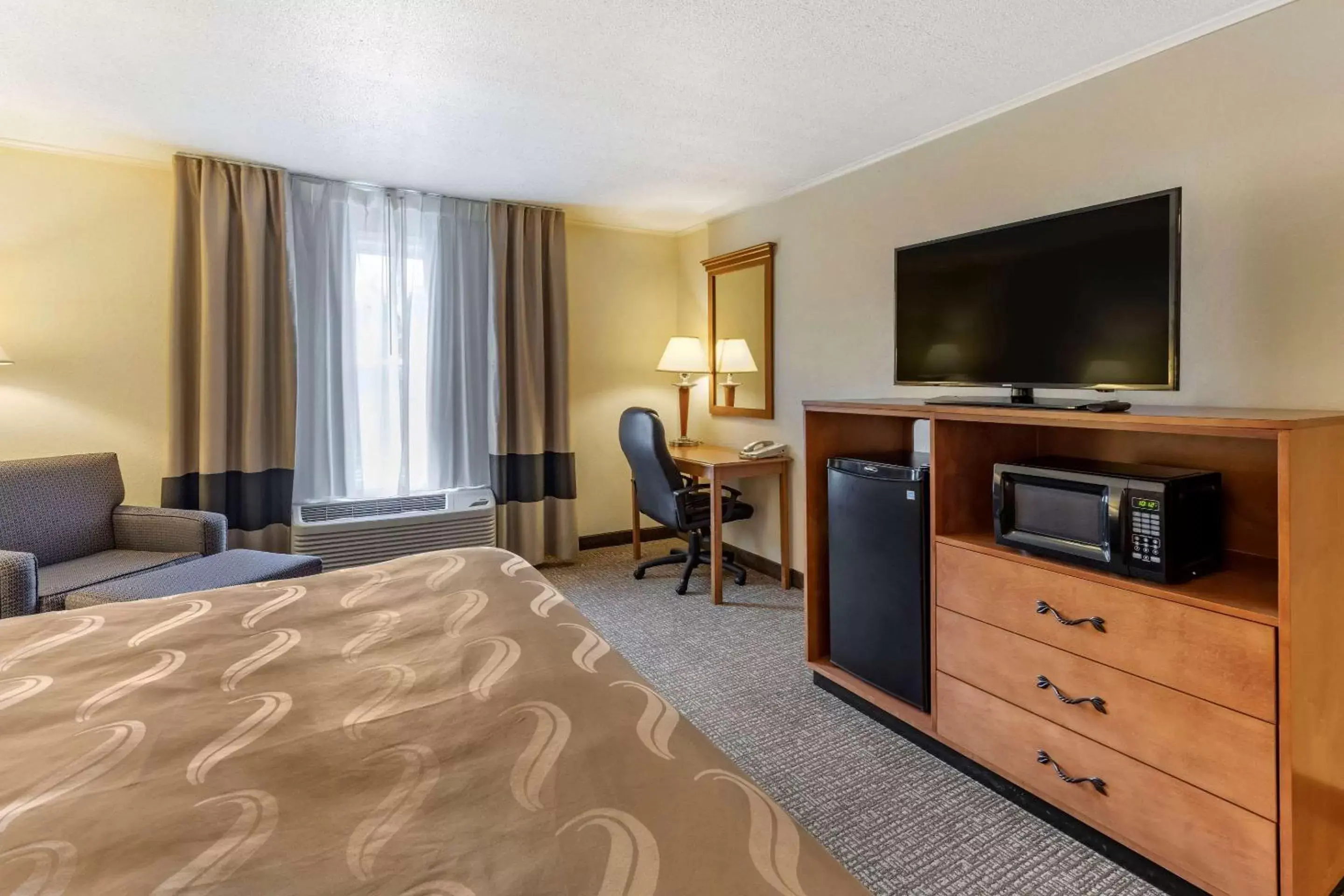 Photo of the whole room, TV/Entertainment Center in Quality Inn Selinsgrove