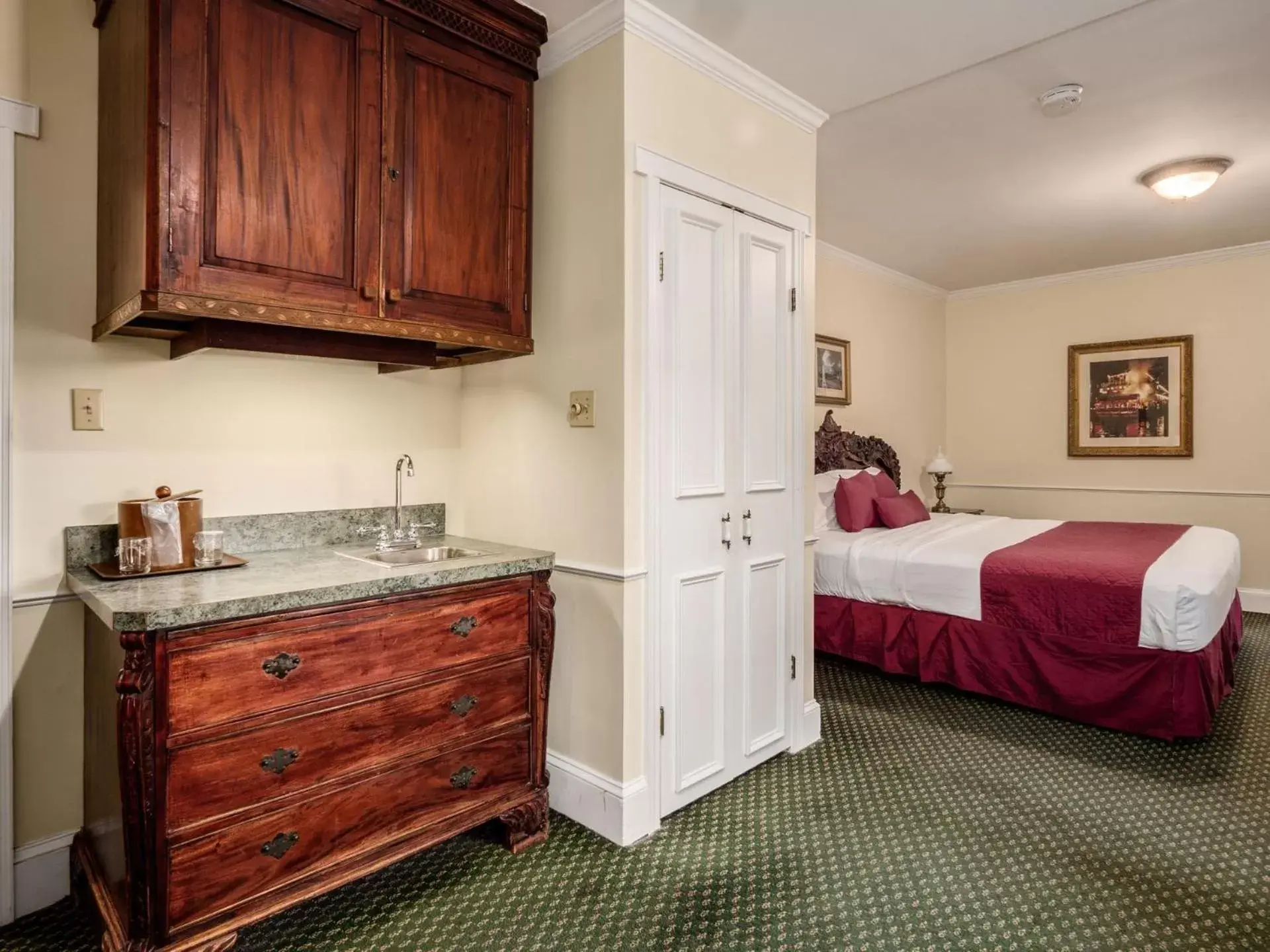 Property building, Bed in Lafayette Hotel Marietta