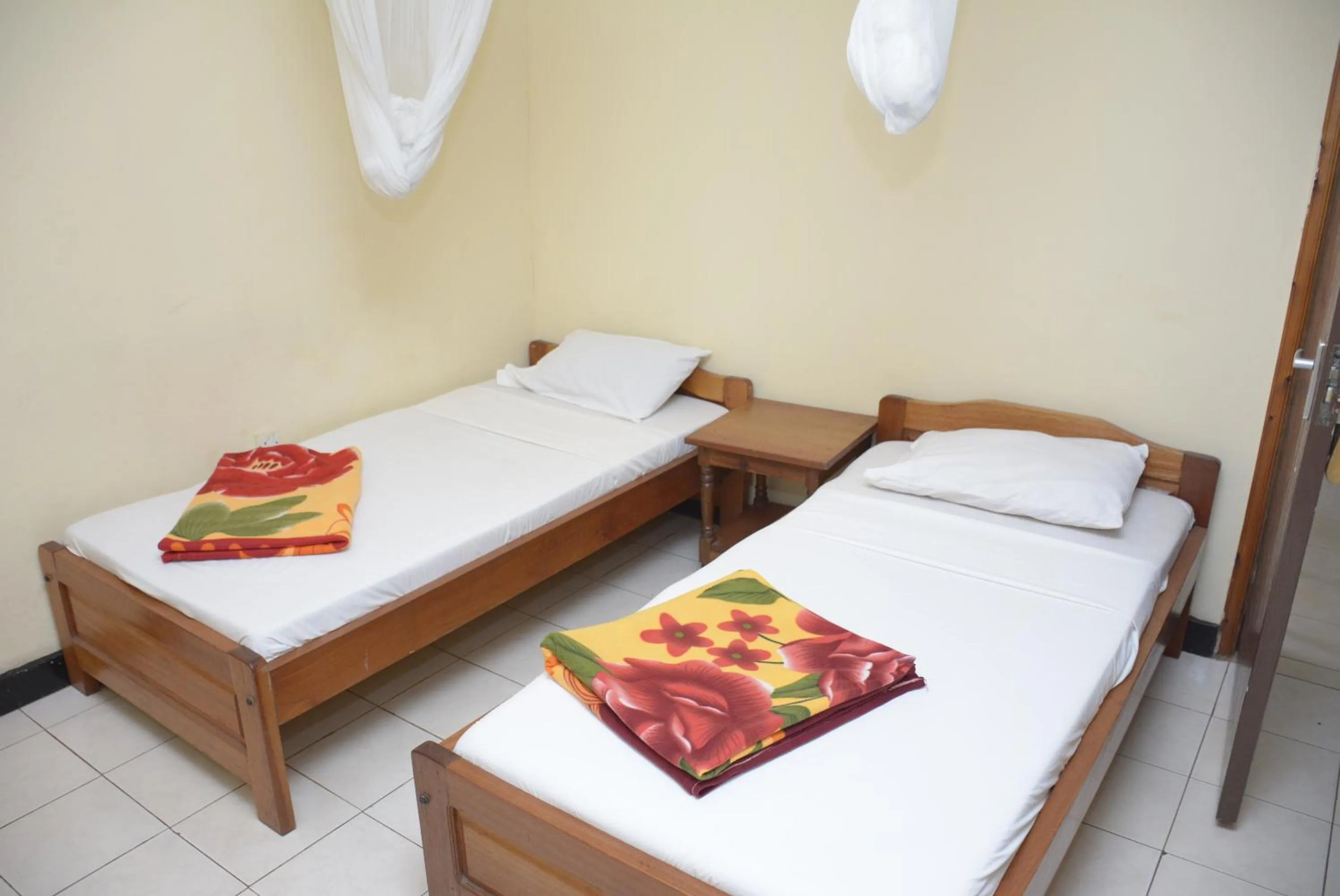 Budget Twin Room in Keys Hotel Mbokomu Branch