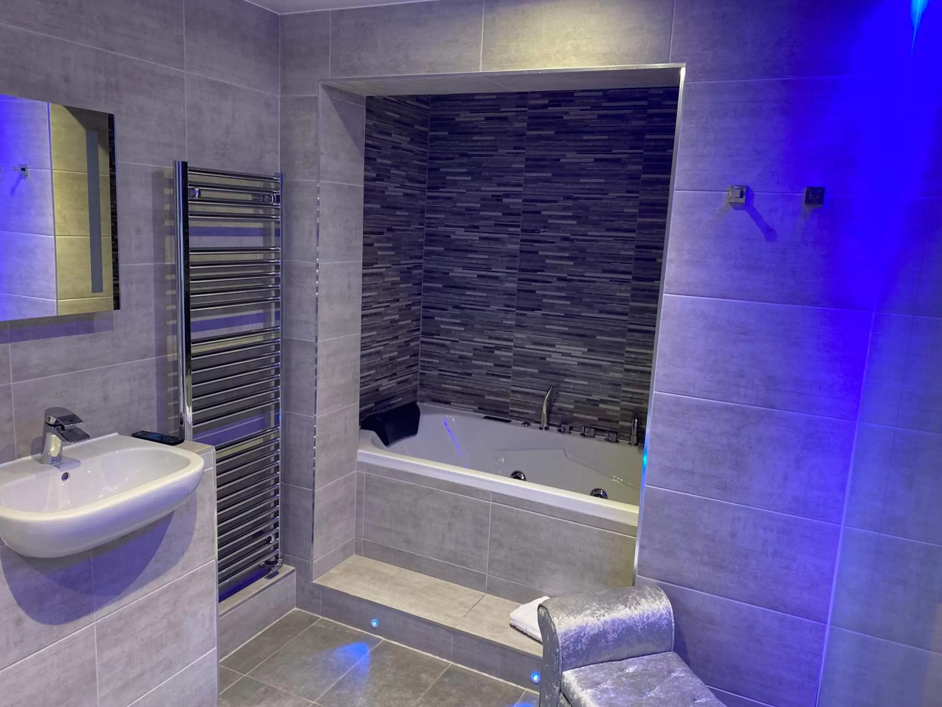 Shower in The Avenue Hotel Ltd