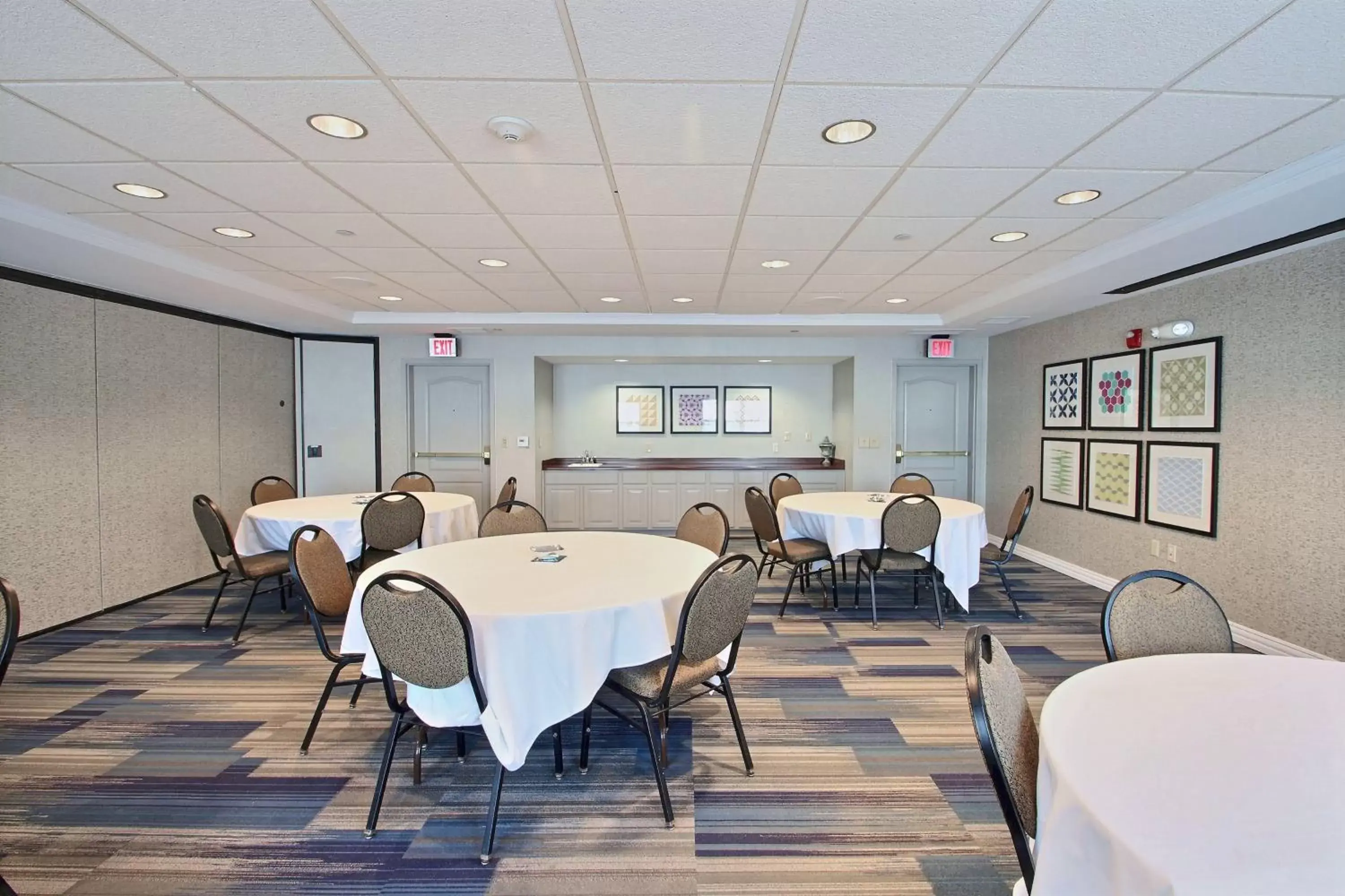 Meeting/conference room in Holiday Inn Express Hotel & Suites Milwaukee Airport, an IHG Hotel