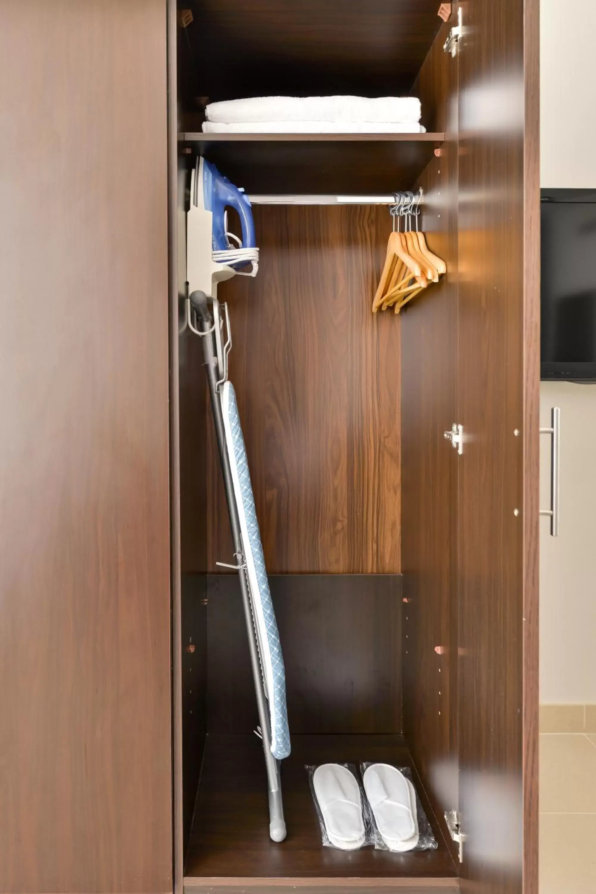 wardrobe, Bathroom in Nassima Tower Hotel Apartments